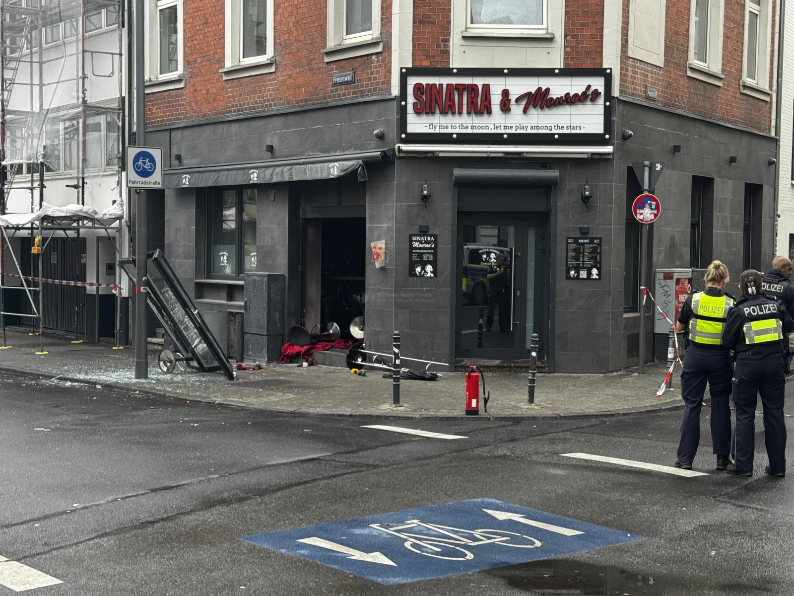 Explosionsschaden vor Bar am Friesenwall in Köln