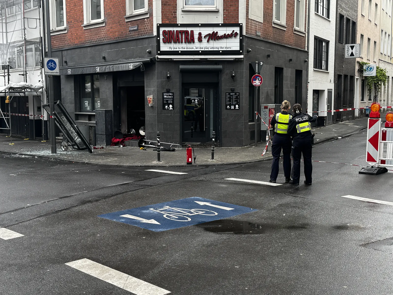 Polizeieinsatz nach Explosion vor Bar in Köln