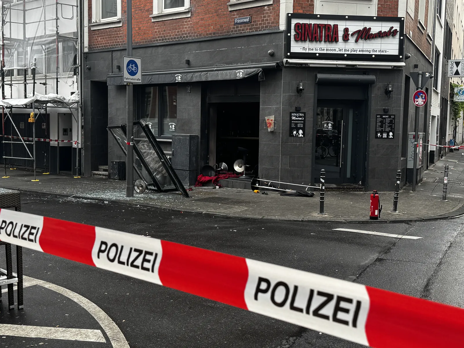 Bar mit Explosion am Friesenwall in Köln abgesperrt