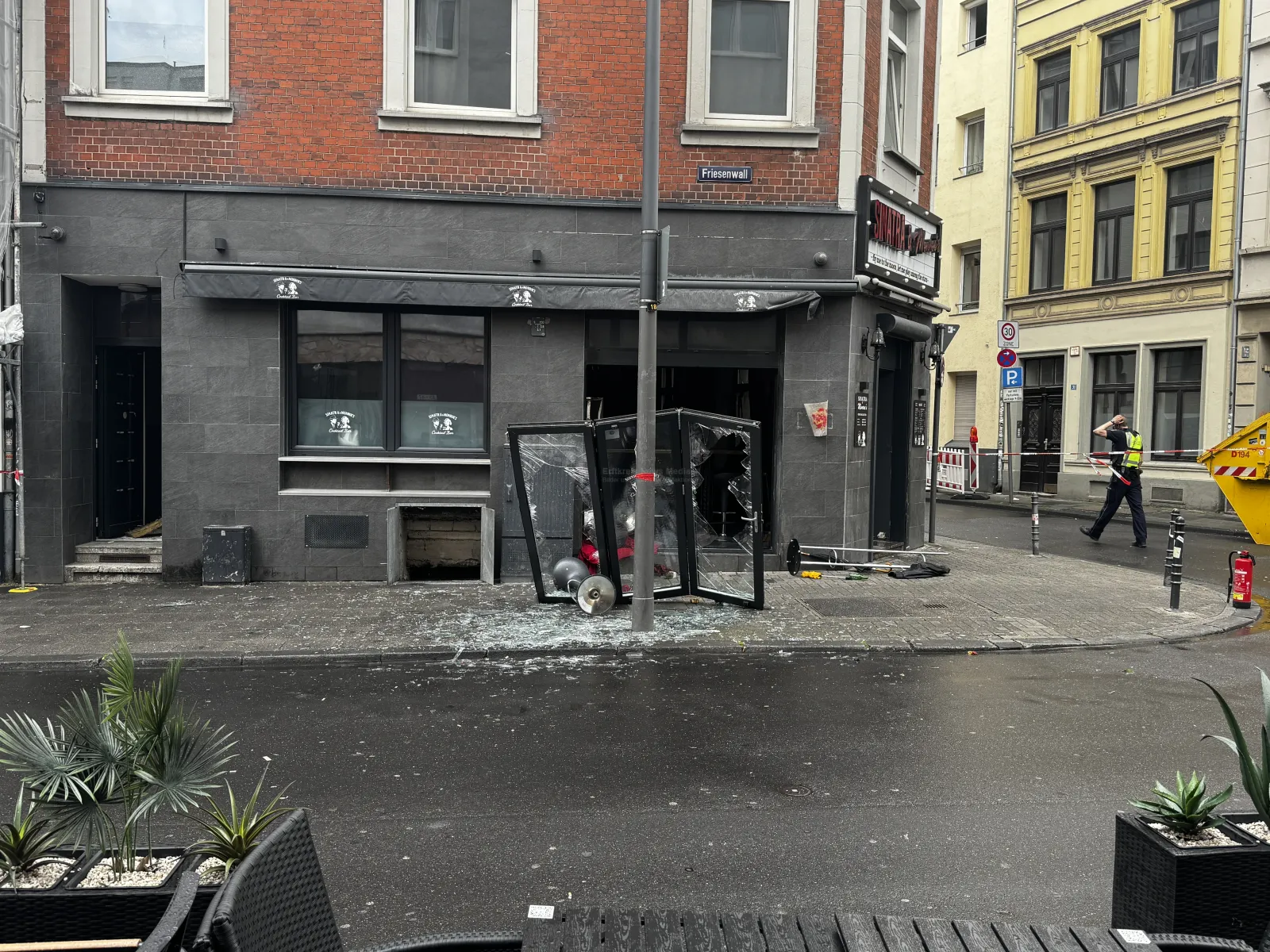Zerstörte Fassade nach Explosion am Kölner Friesenwall
