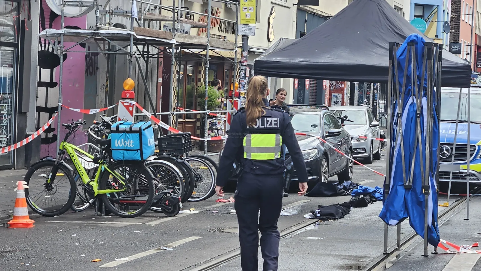 Absperrung am Tatort nach Schüssen in Köln