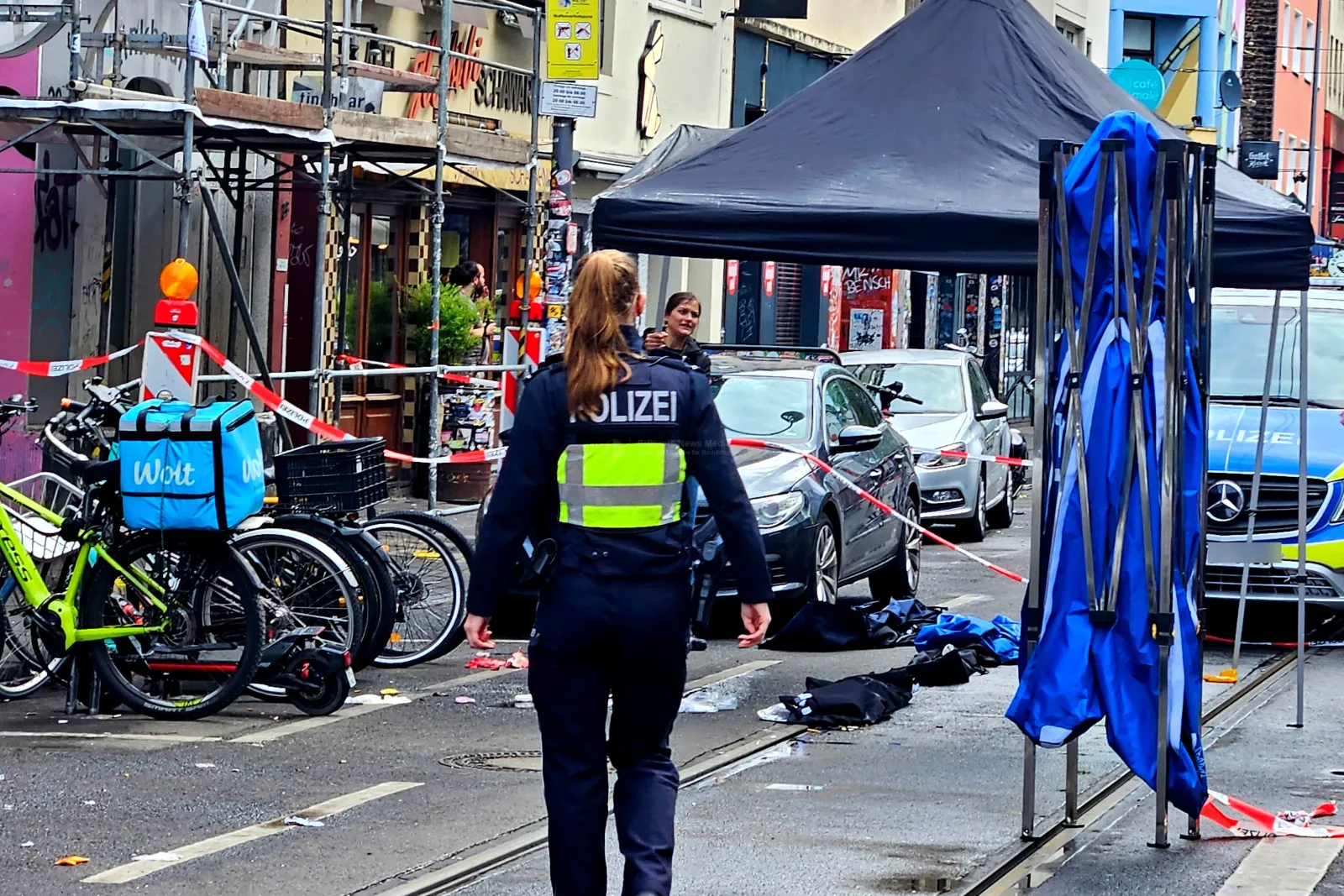 Absperrung am Tatort nach Schüssen in Köln
