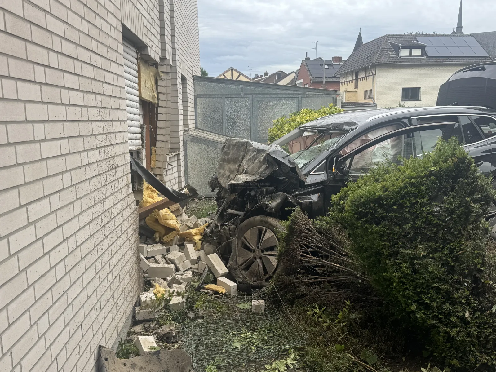 Unfallfahrzeug nach Kollision mit Hauswand in Bedburg