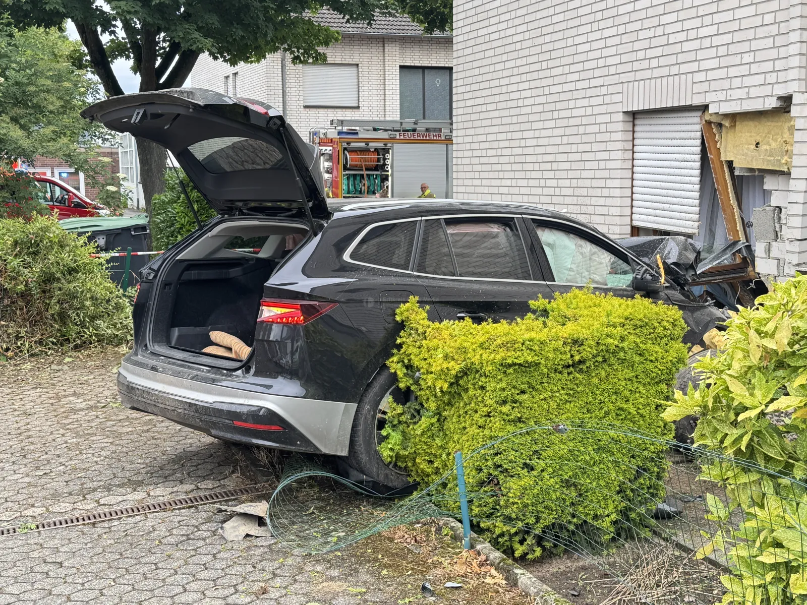 Verkehrsunfall in Bedburg: Auto prallt gegen Hauswand
