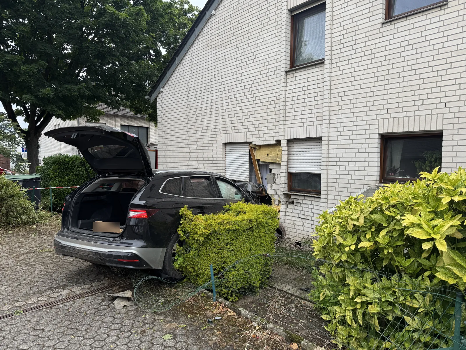 Auto prallt gegen Hauswand in Bedburg