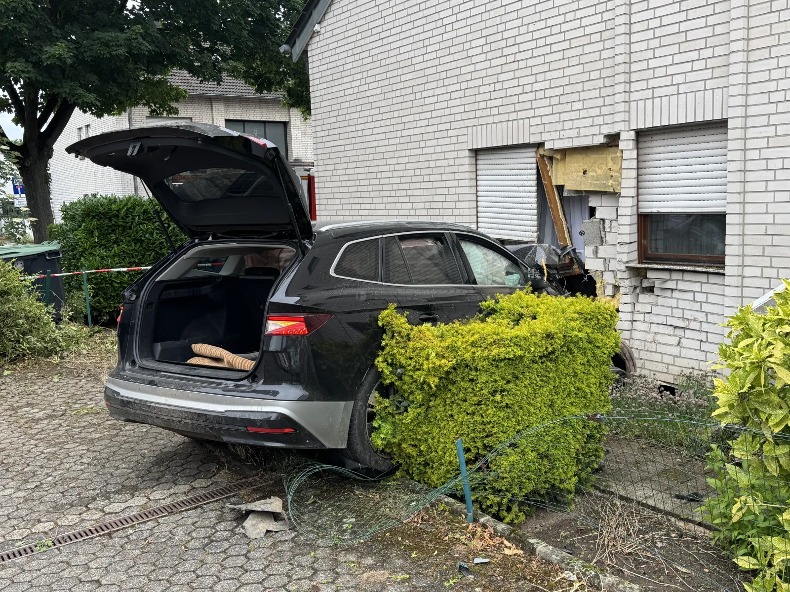 Fahrzeug prallt gegen Hauswand in Bedburg
