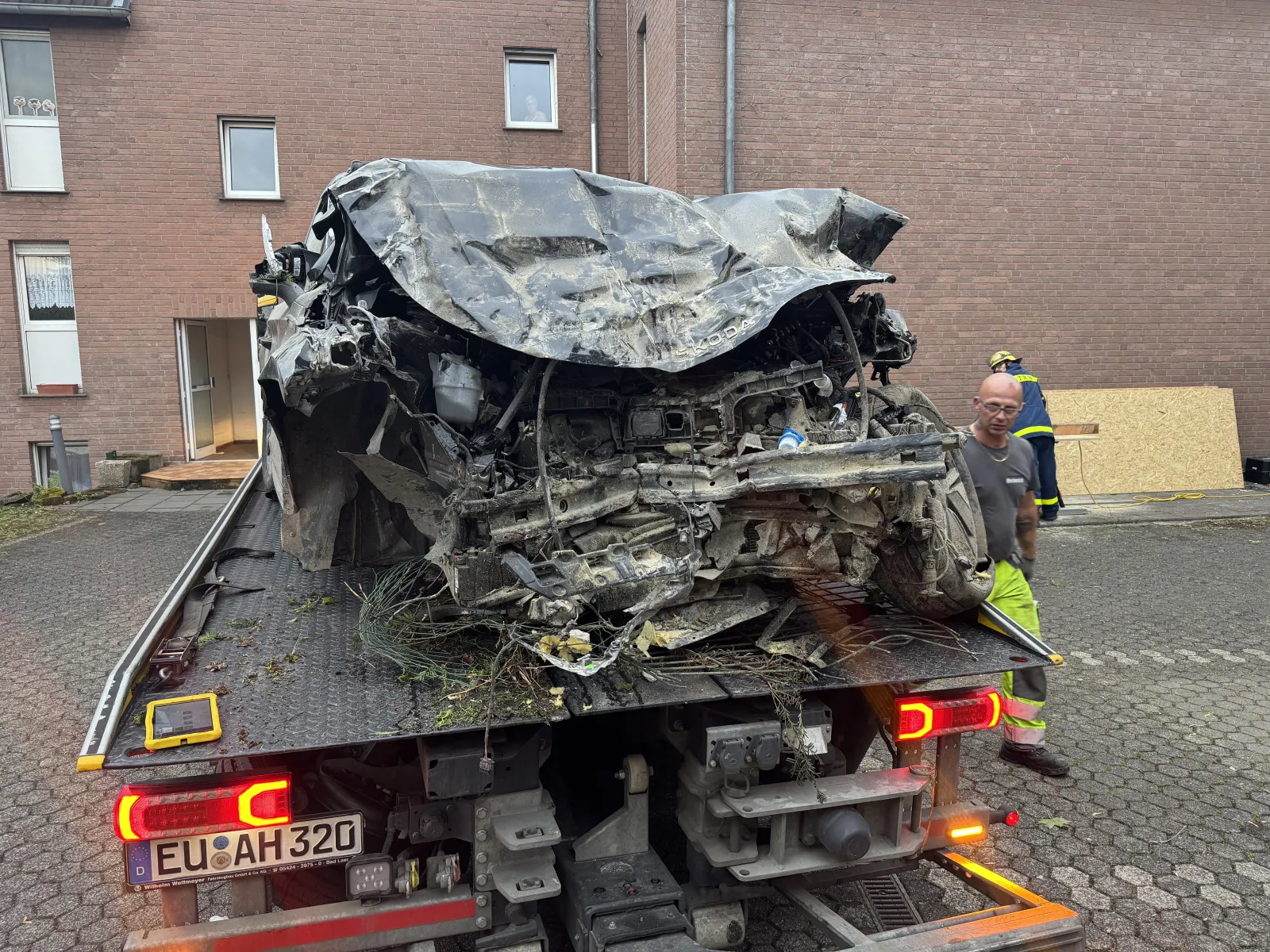 Schwer beschädigtes Auto auf Abschleppwagen nach Unfall in Bedburg