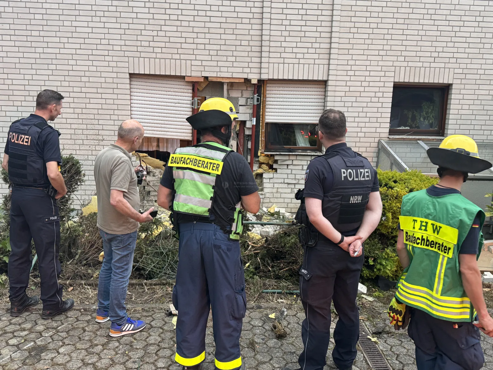 Beschädigte Hauswand nach Verkehrsunfall in Bedburg