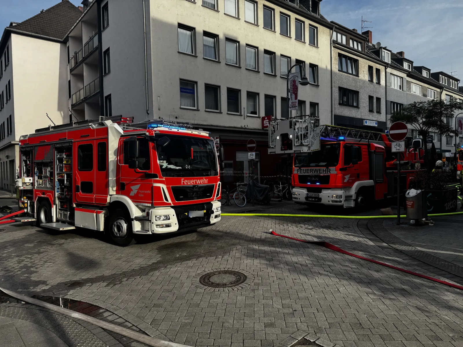 Feuerwehrfahrzeuge bei Wohnungsbrand in Köln