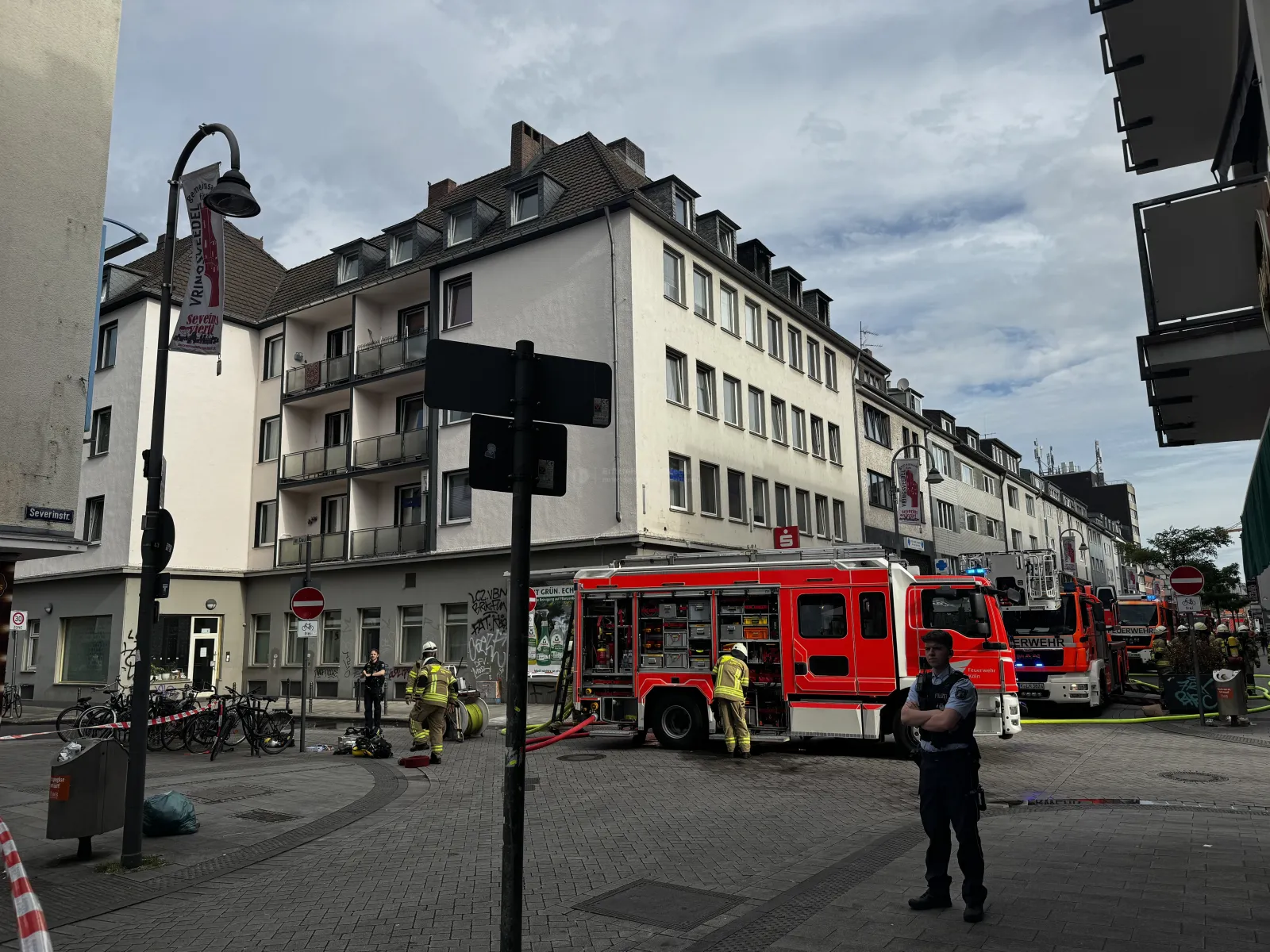 Feuerwehr bei Einsatz nach Wohnungsbrand in Köln