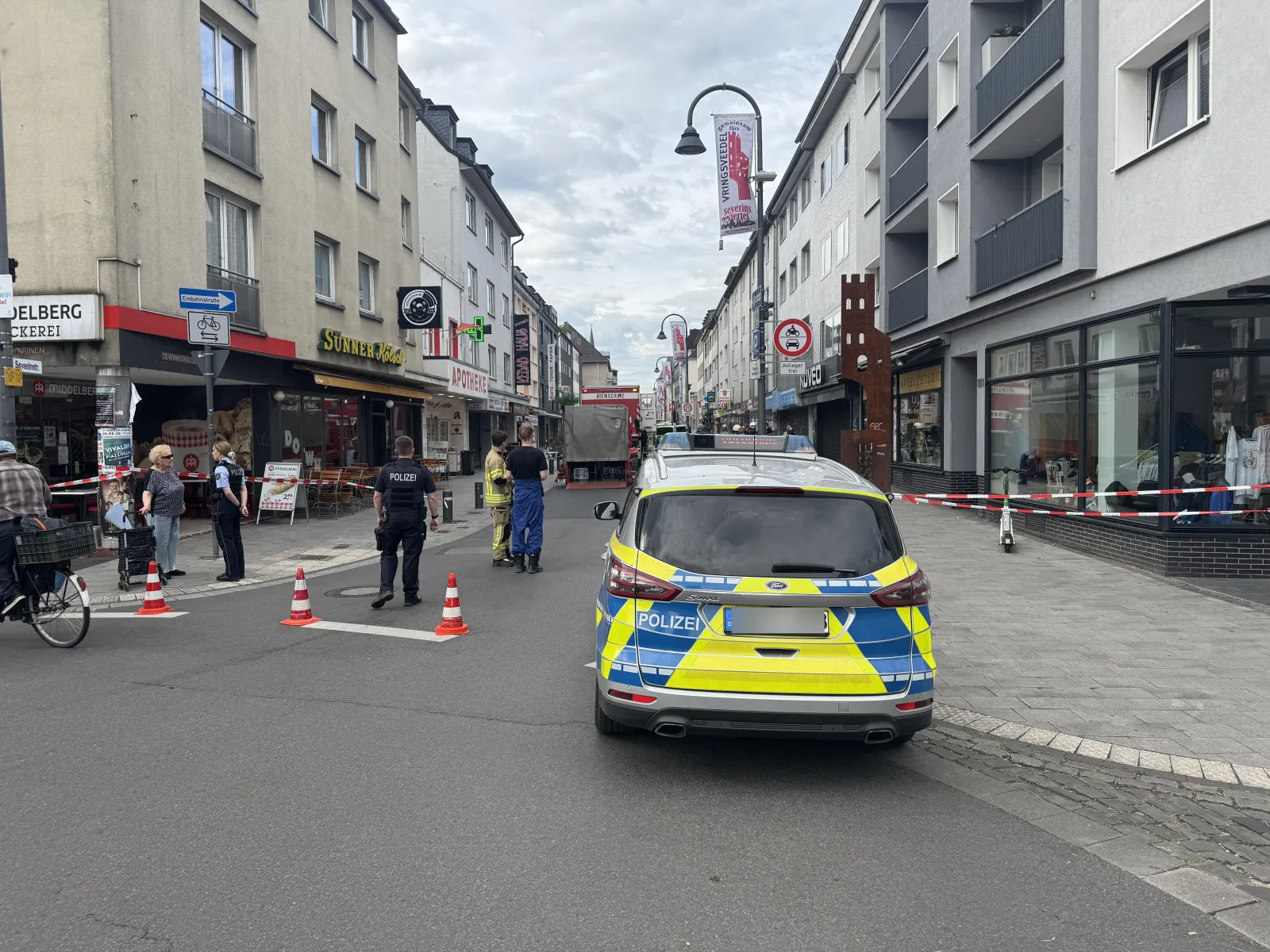 Absperrung und Einsatzkräfte nach Wohnungsbrand in Köln