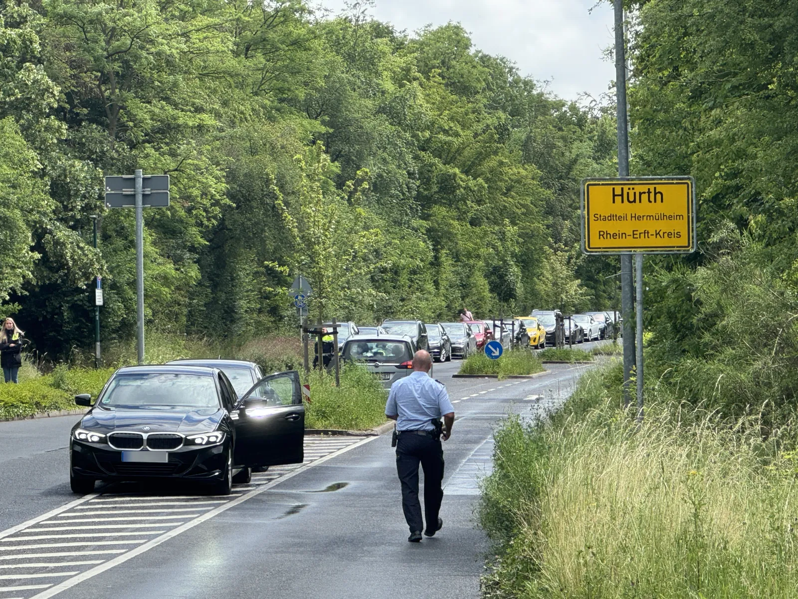 Absperrung und Verkehr auf der Frechener Straße in Hürth