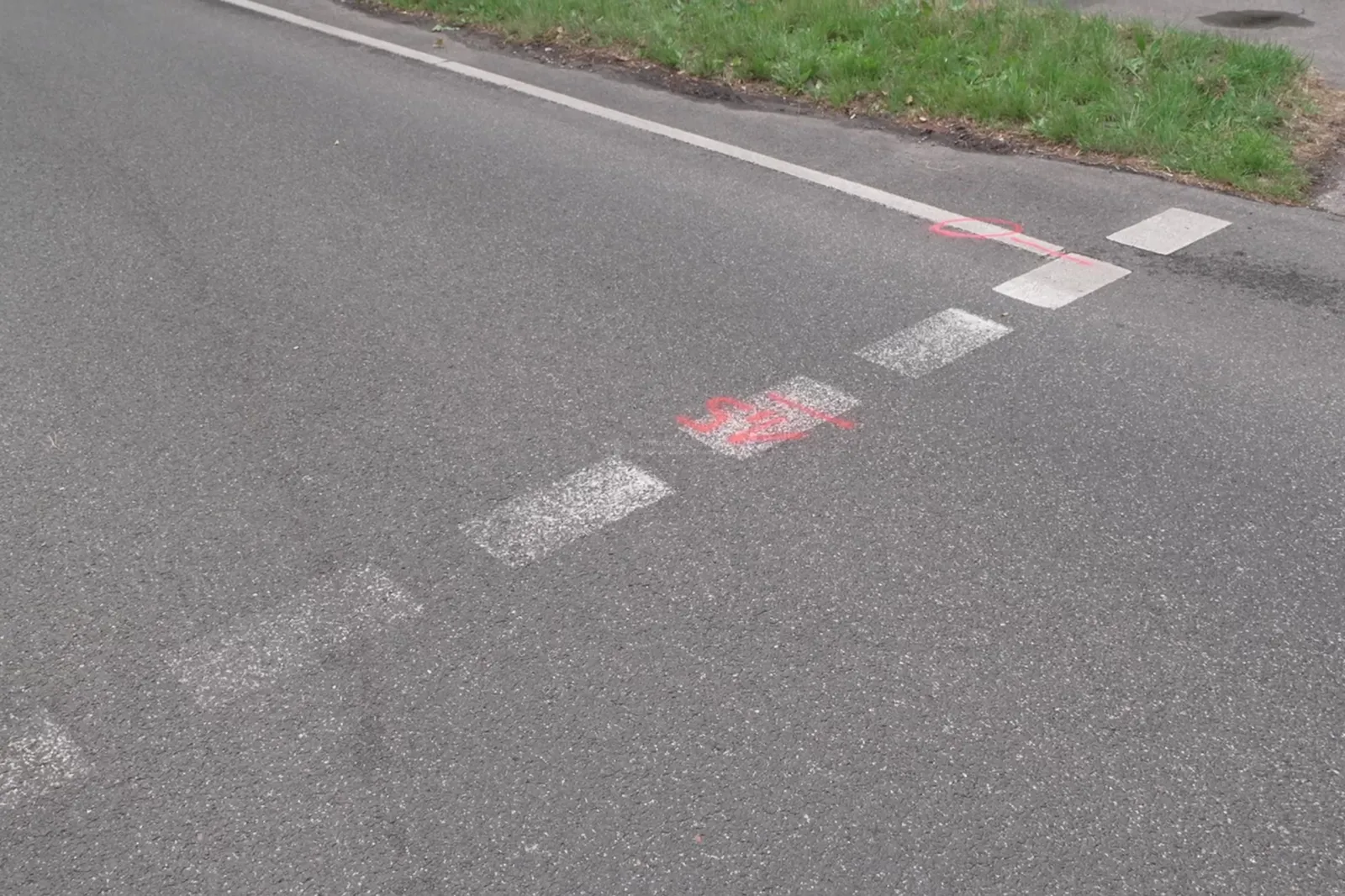 Markierungen auf der Unfallstelle in Hürth
