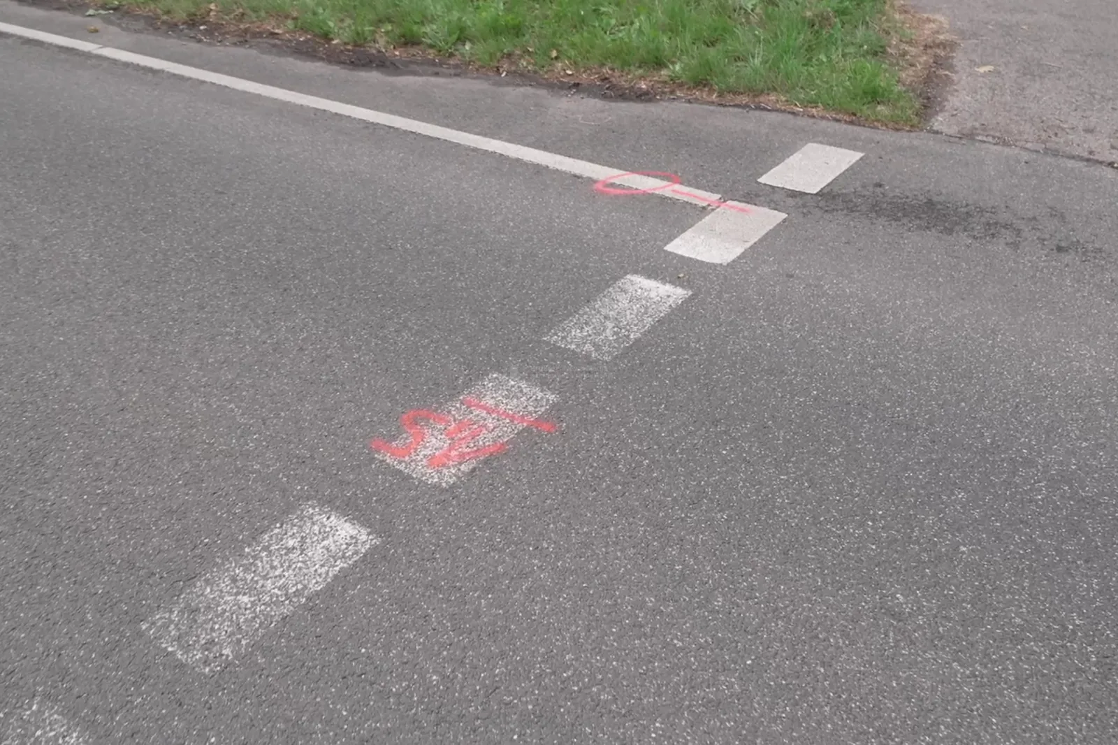 Markierung auf Straße zur Unfallrekonstruktion in Hürth