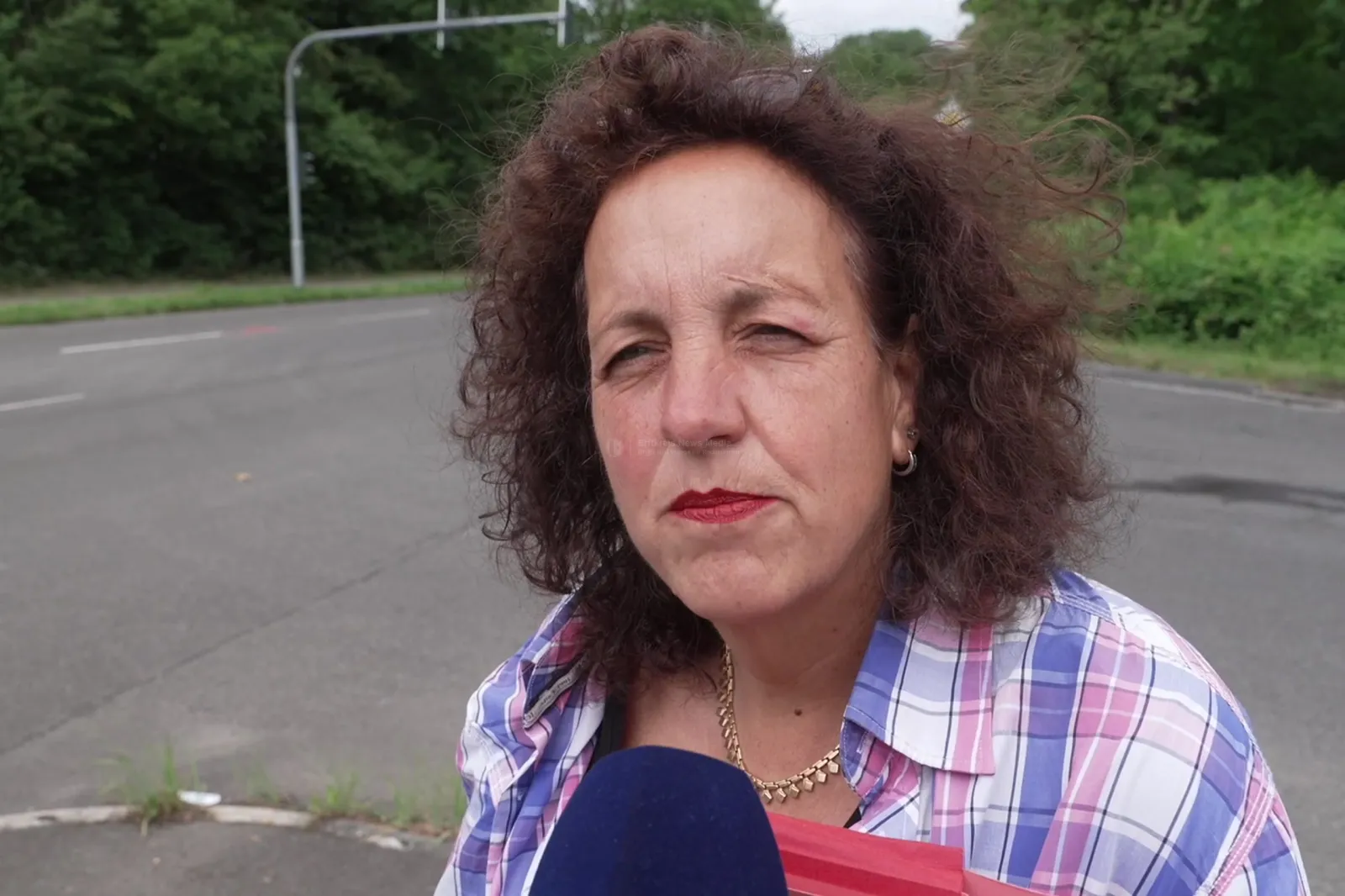 Frau bei Interview in Hürth