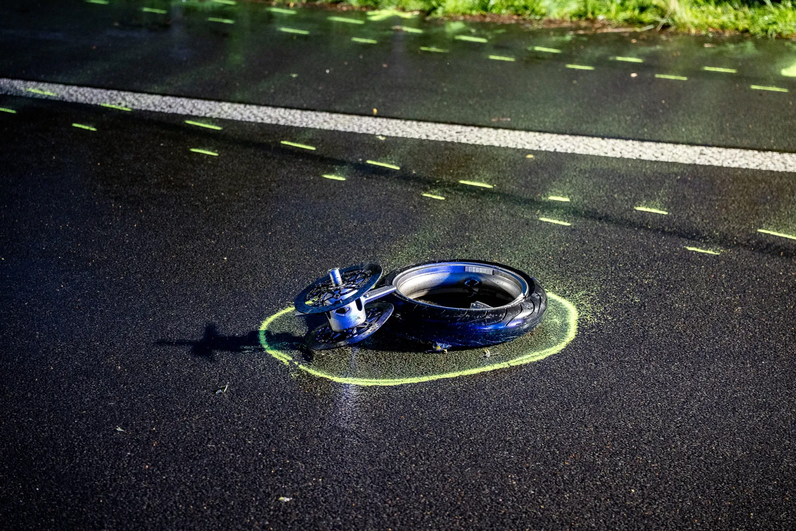 Reifen und Fahrradnabe auf Asphalt nach Verkehrsunfall