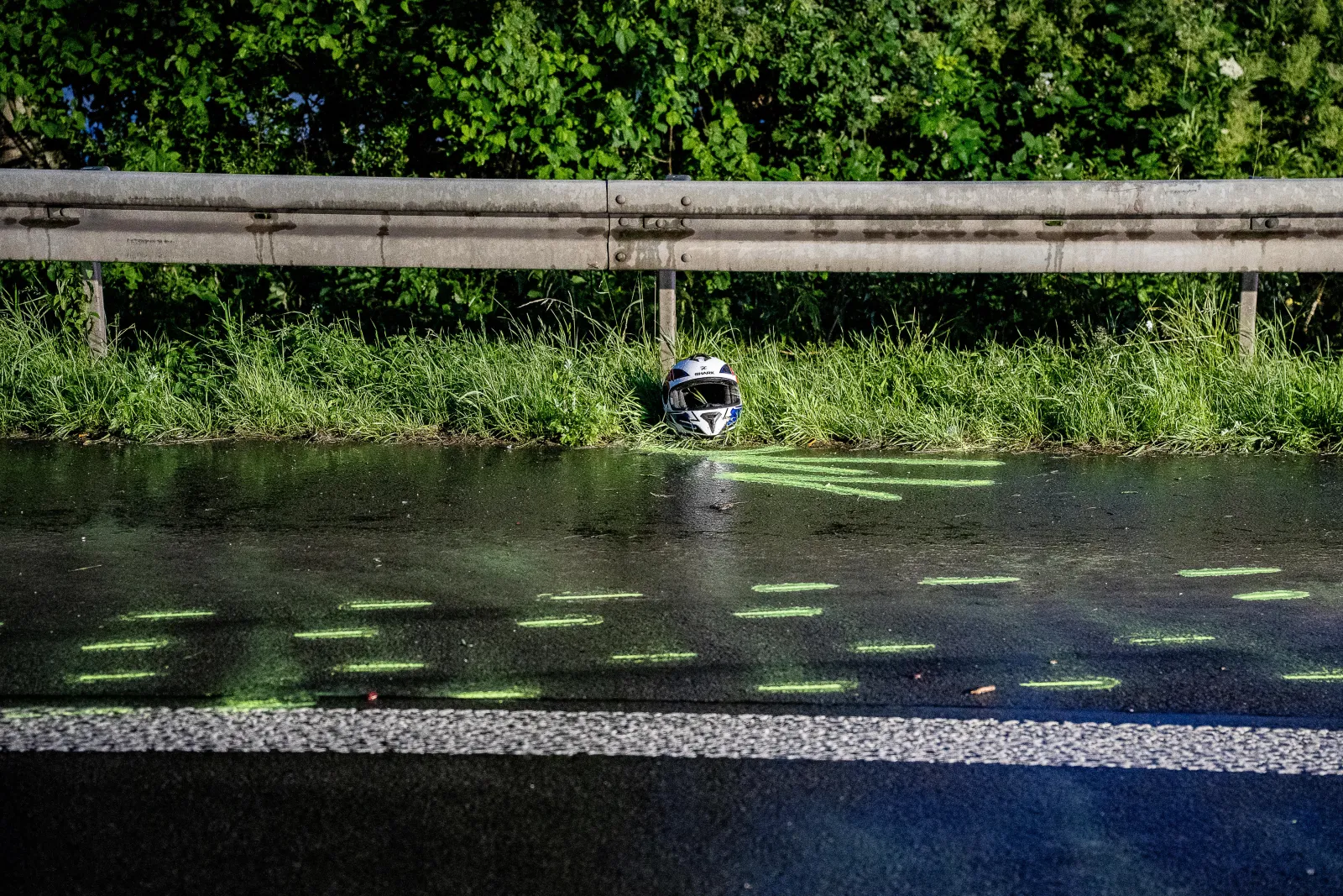 Motorradhelm liegt vor Schutzplanke an Unfallstelle auf Autobahn