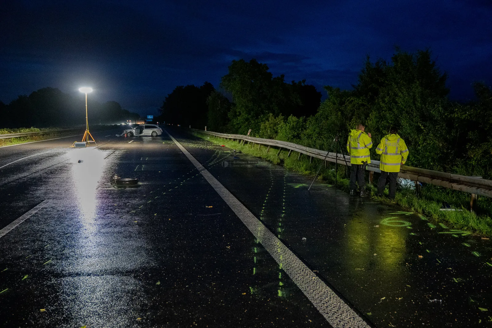 Verkehrsunfall auf der A555 bei Nacht mit Polizei am Unfallort