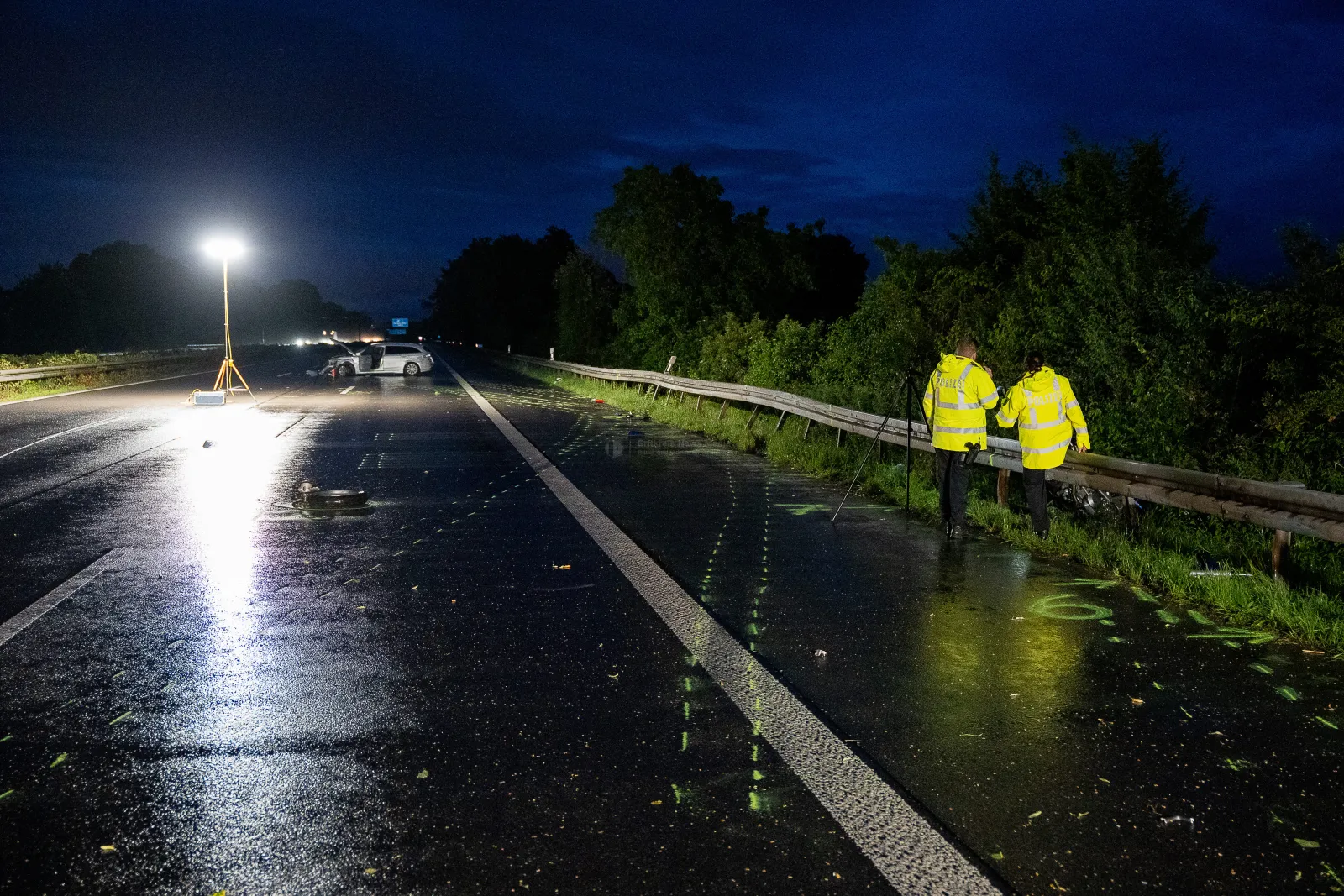 Verkehrsunfall mit Motorrad und Pkw auf der A555 bei Nacht