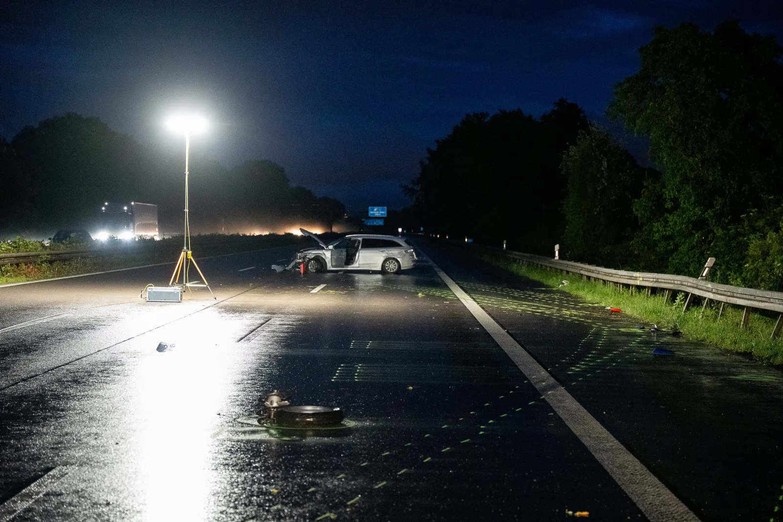 Verunfallter Ford Kombi auf nasser A555 bei Nacht