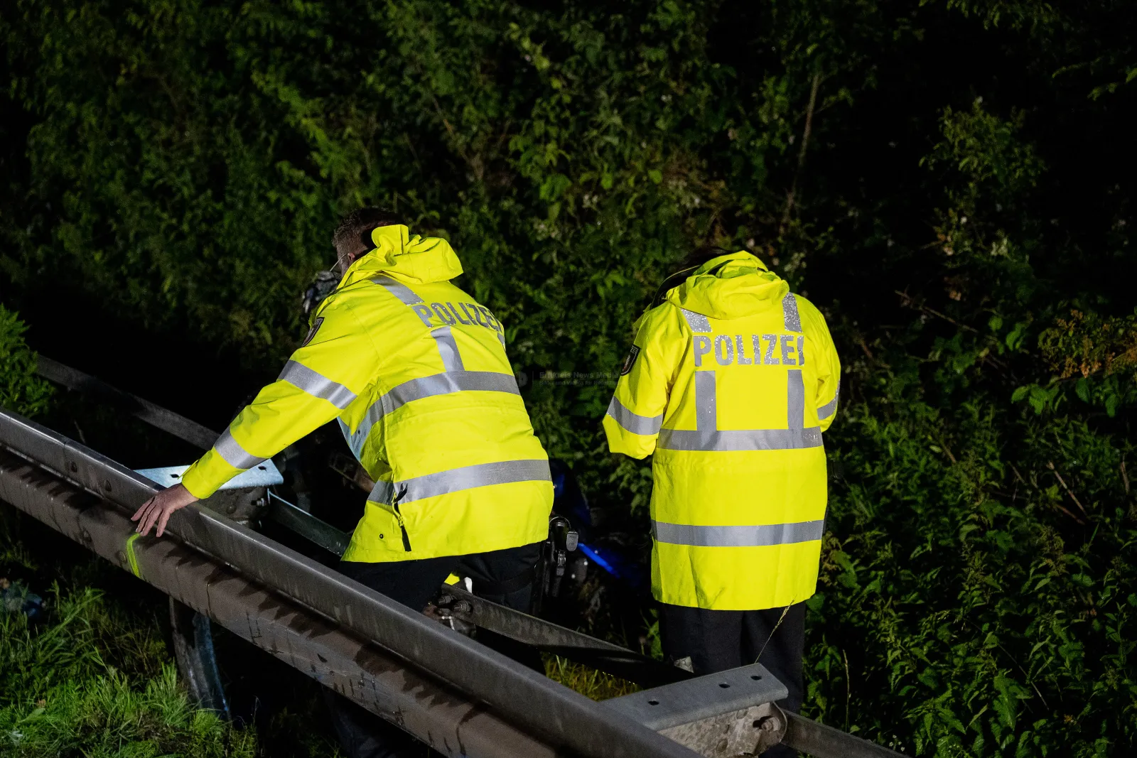 Polizei bei Unfallaufnahme auf der A555 bei Wesseling