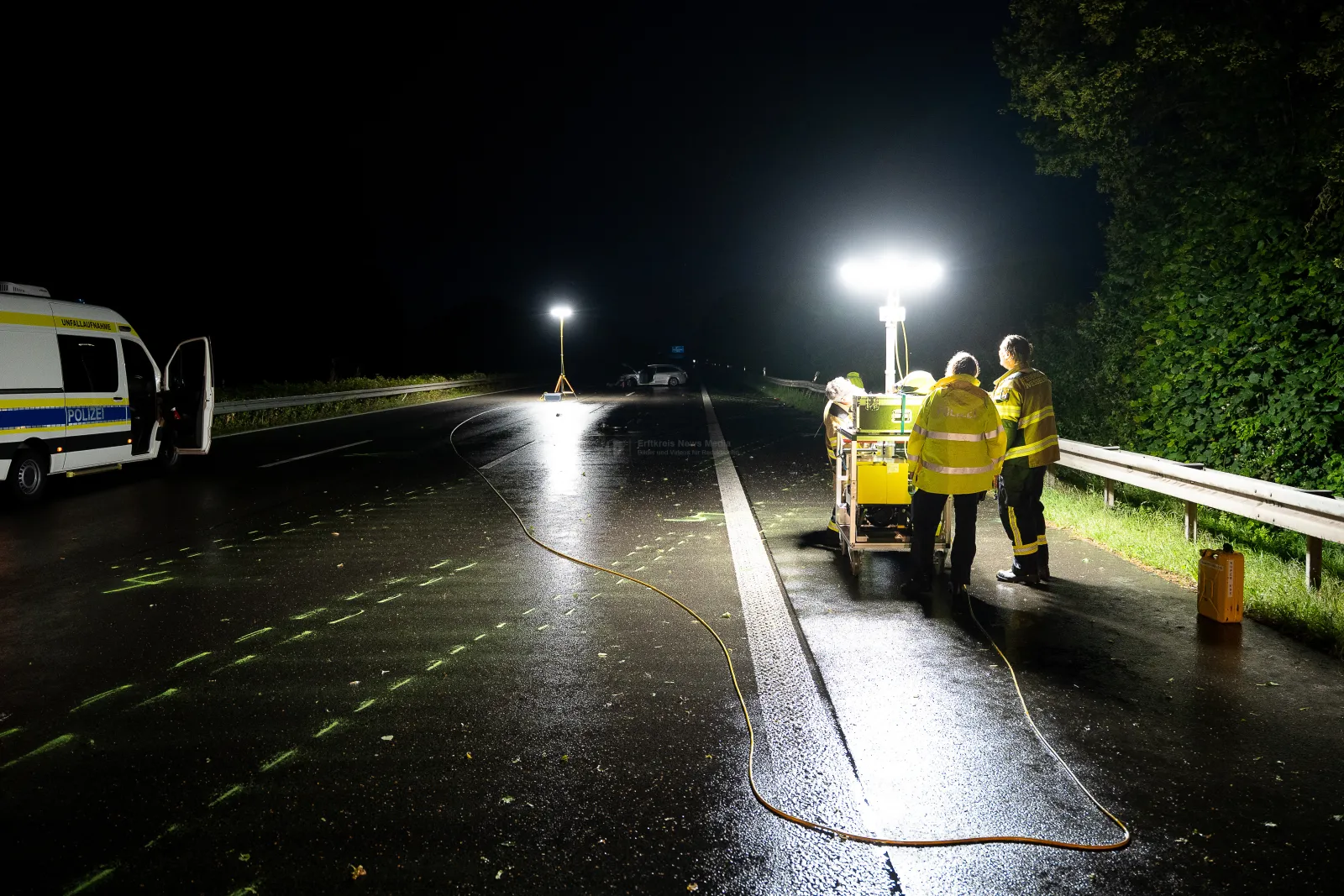 Polizei untersucht Unfallstelle auf der A555 bei Nacht