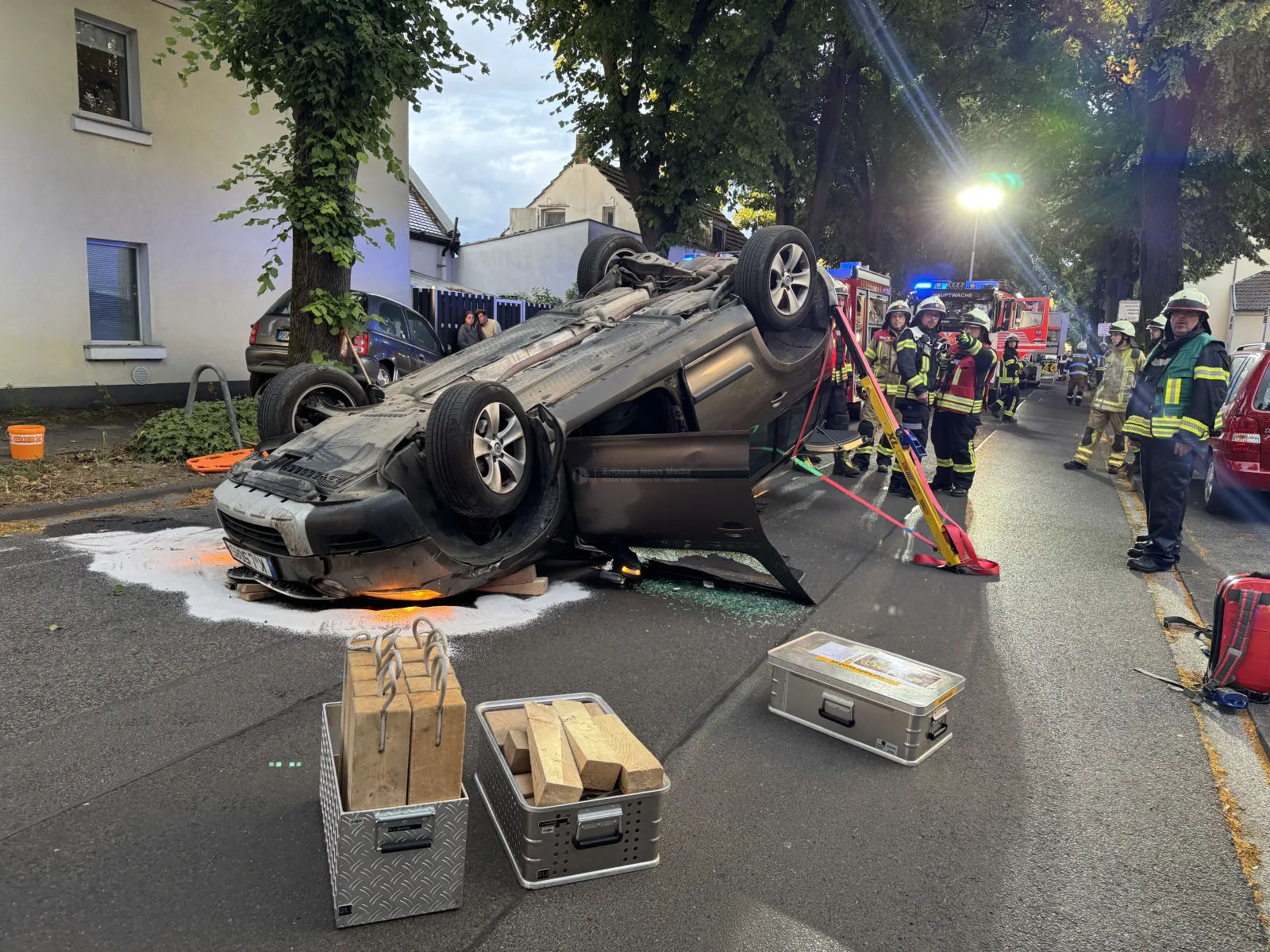 Überschlagener Pkw bei Einsatz der Feuerwehr in Wesseling