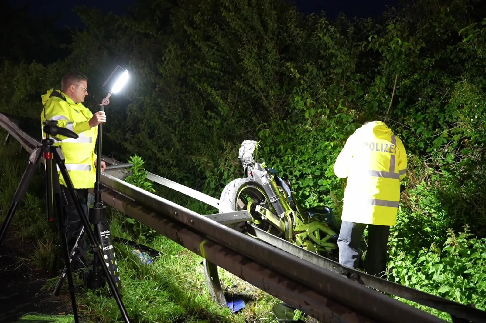 Polizei sichert Unfallstelle mit zerstörtem Motorrad neben Leitplanke A555