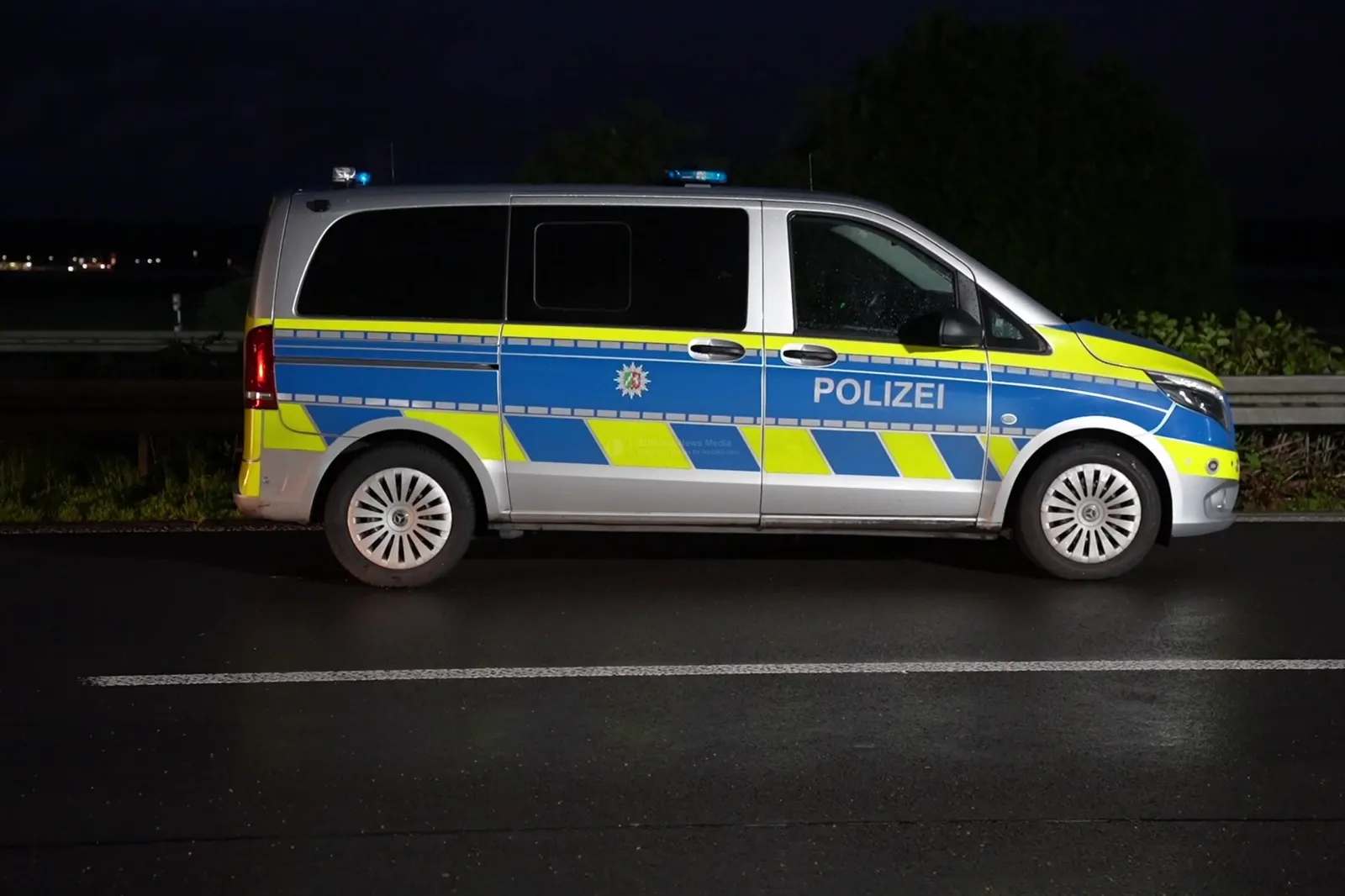 Polizeifahrzeug auf gesperrter Autobahn bei Unfall