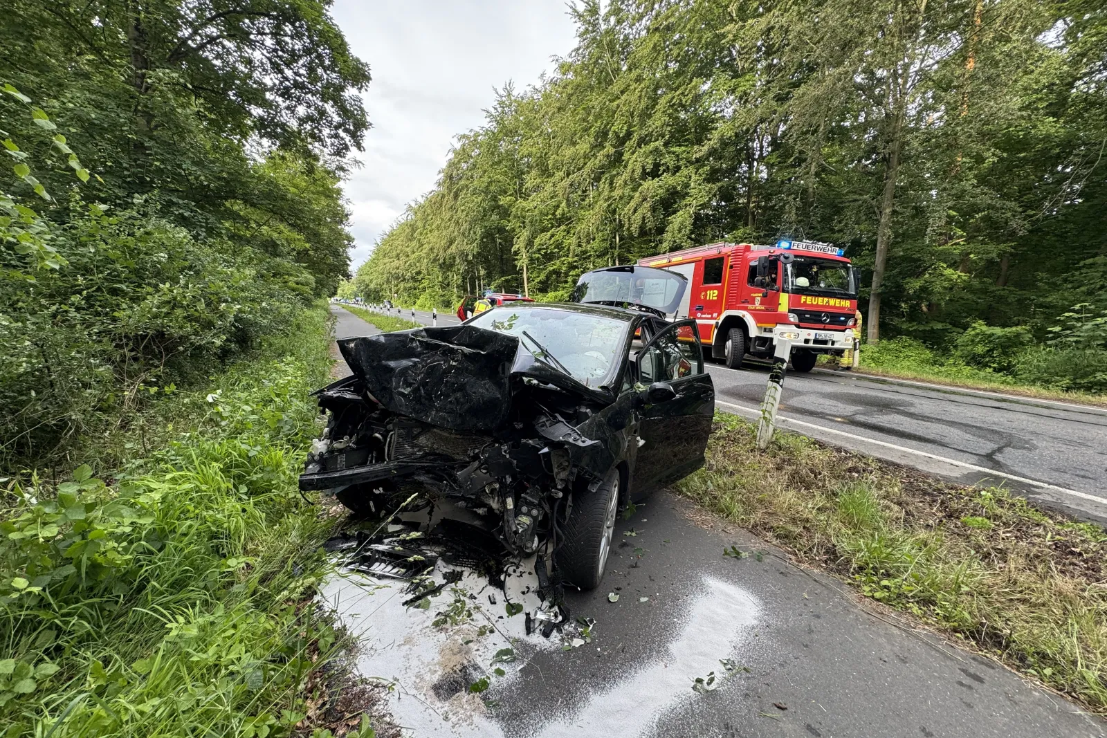 Schwerer Verkehrsunfall mit PKW in Brühl an einem Waldstück