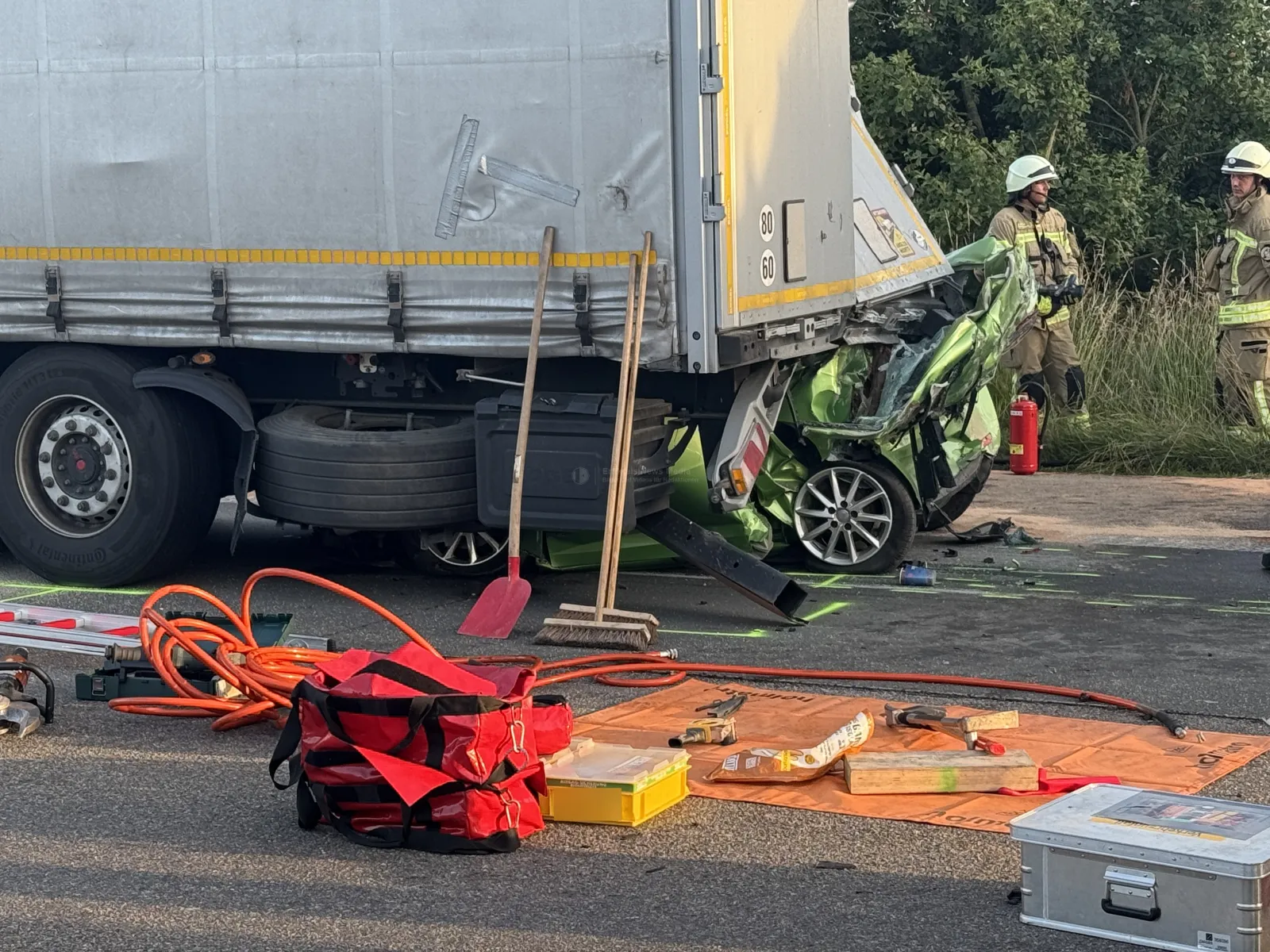 LKW mit eingeklemmtem grünen Kleinwagen bei Unfall A4 Köln
