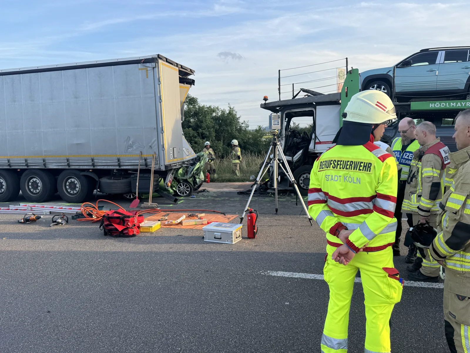 Tödlicher Verkehrsunfall auf der A4 bei Köln mit Einsatzkräften