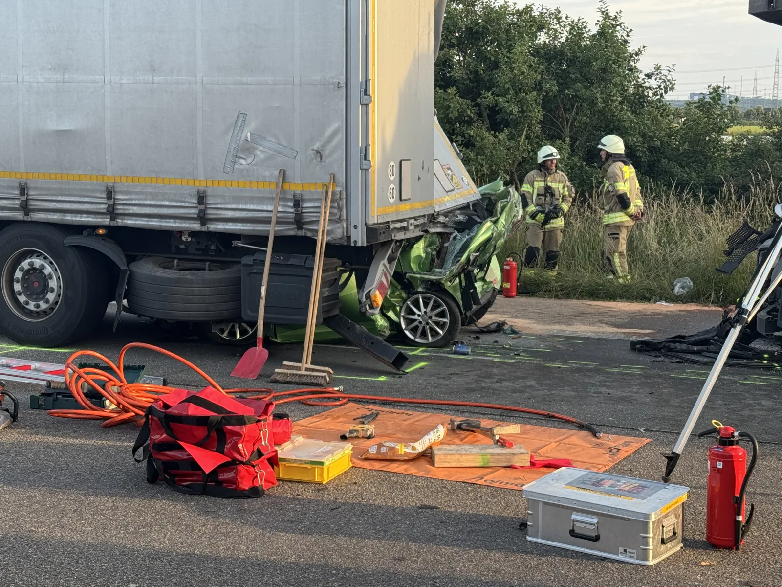 Tödlicher Verkehrsunfall: Kleinwagen unter LKW auf A4 bei Köln