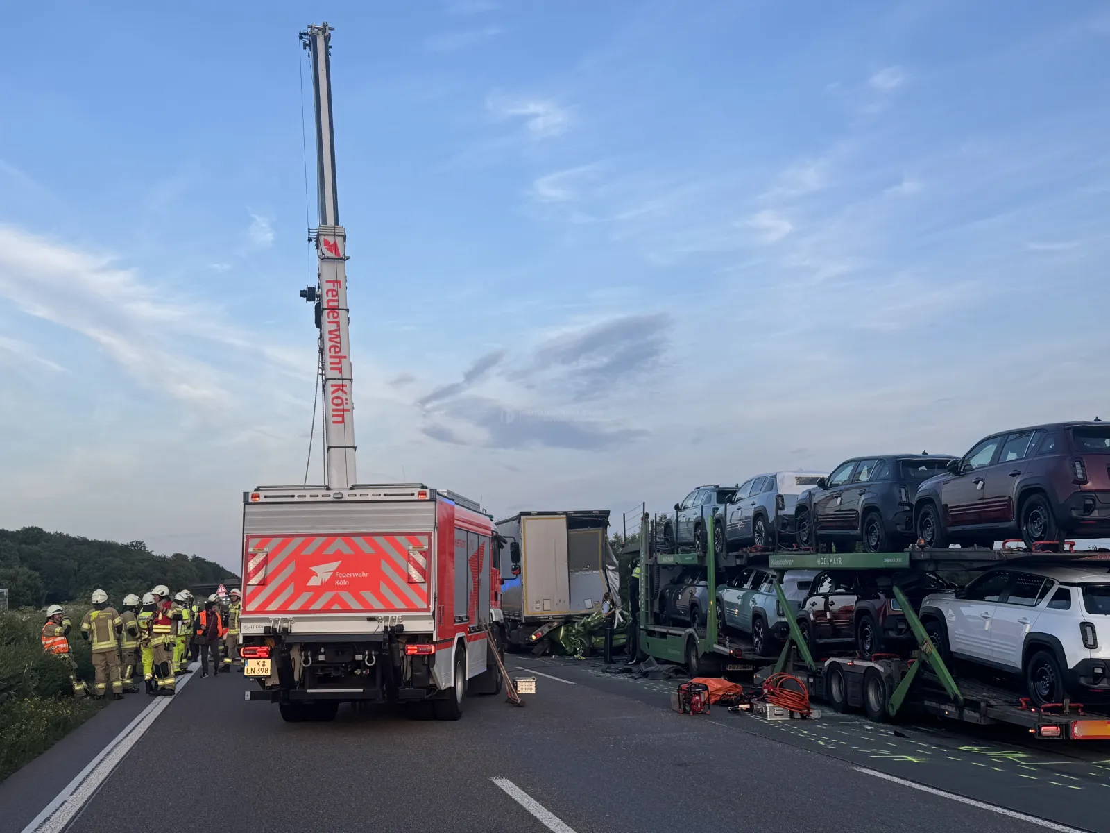 Feuerwehr mit Autokran bei schwerem Verkehrsunfall auf der A4 Köln