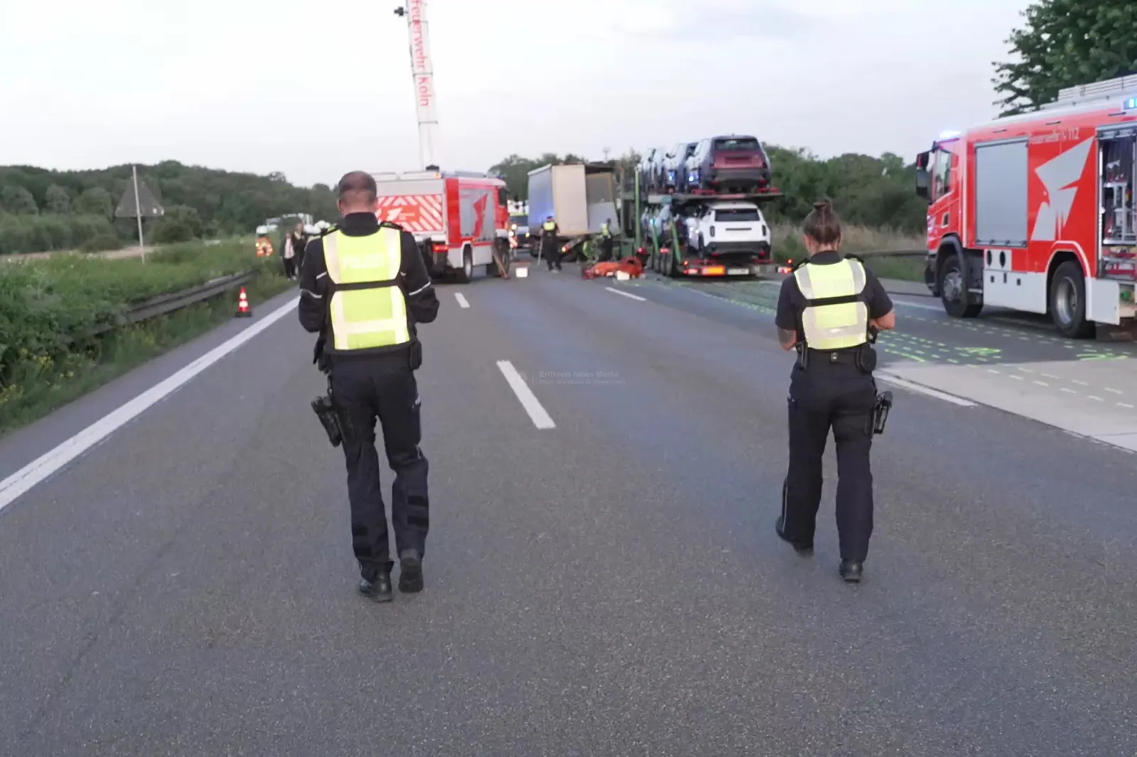 Einsatzkräfte an Unfallstelle auf Autobahn A4 mit Autotransporter und Sattelzug