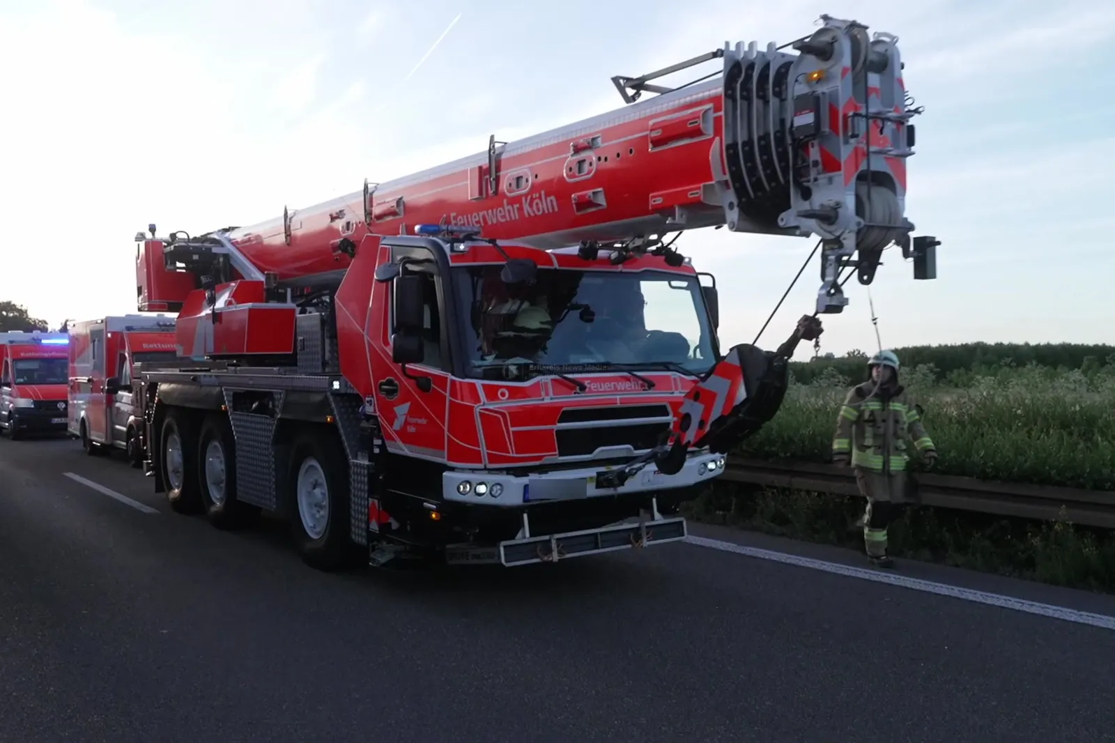 Feuerwehrkran und Rettungswagen an Unfallstelle auf der A4
