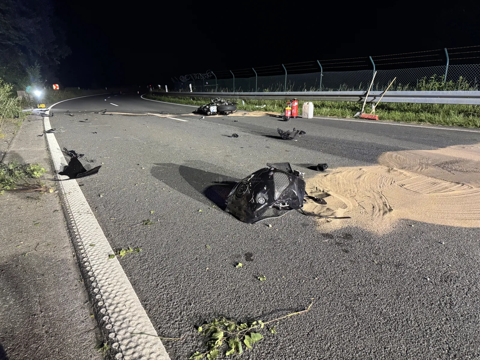Zerstörtes Motorrad nach Unfall auf alter Kölner Straße