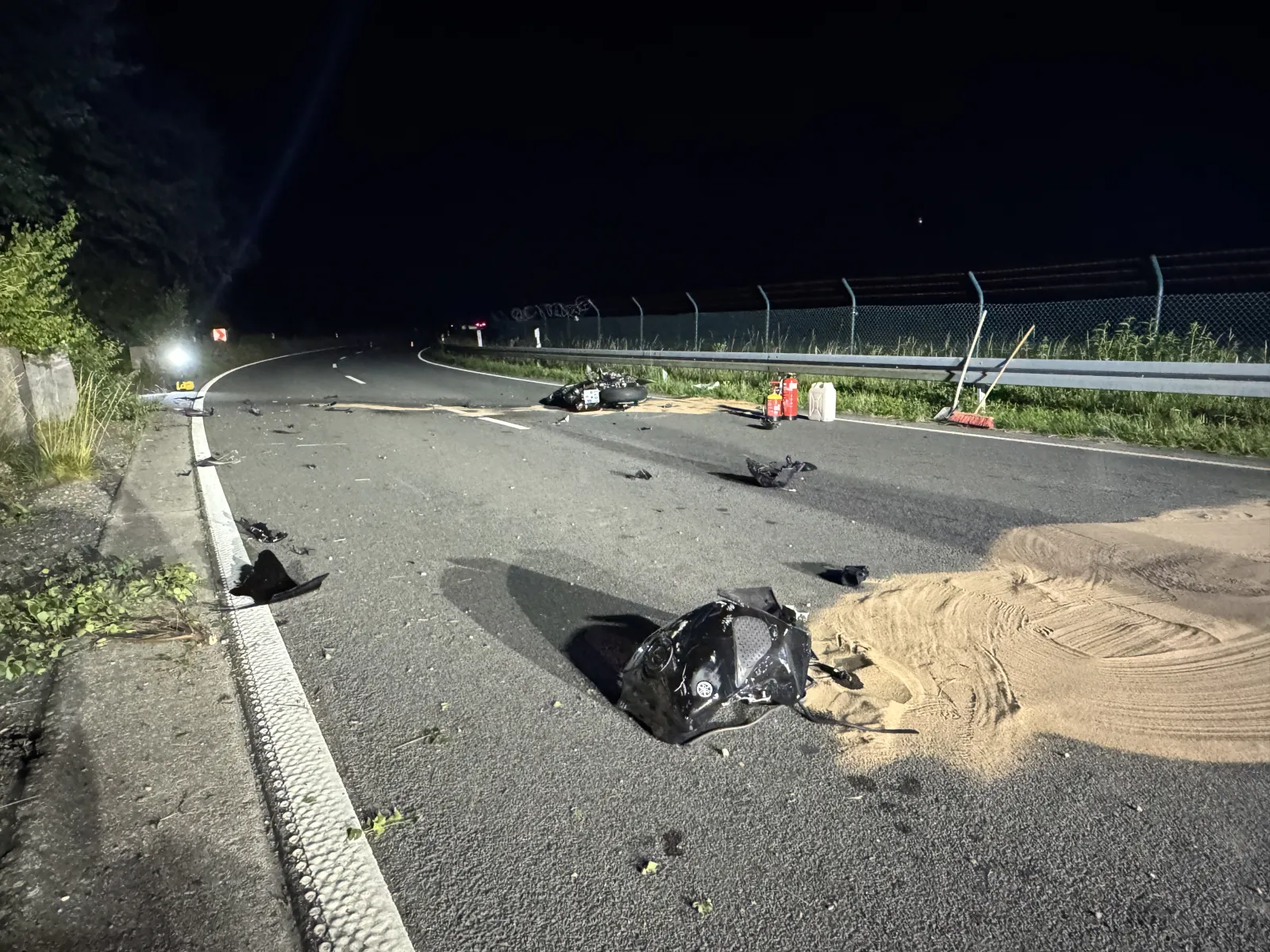 Motorrad nach Unfall bei Nacht auf Straße liegend