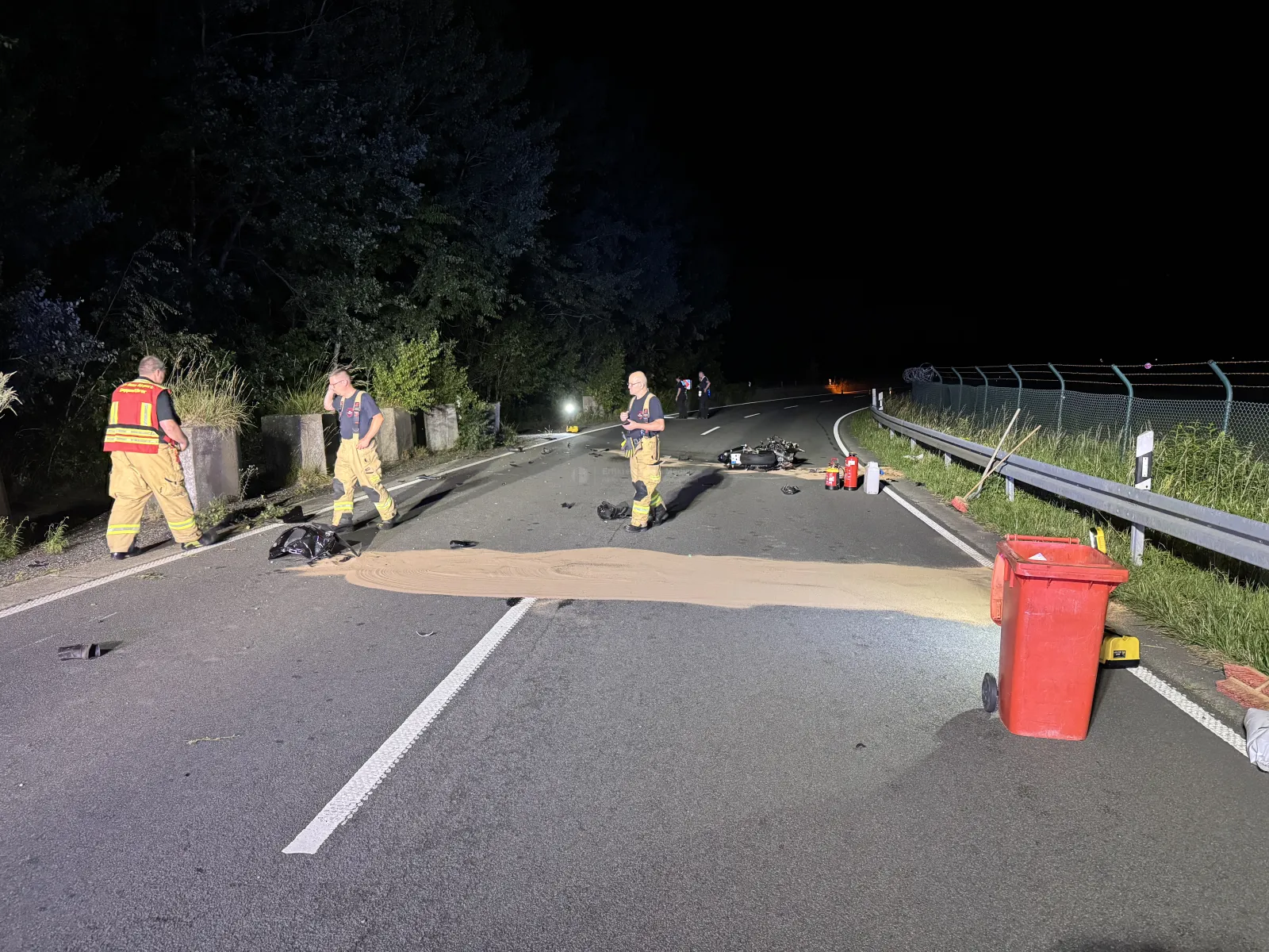 Einsatzkräfte an Unfallstelle auf alter Kölner Straße nach Motorradunfall