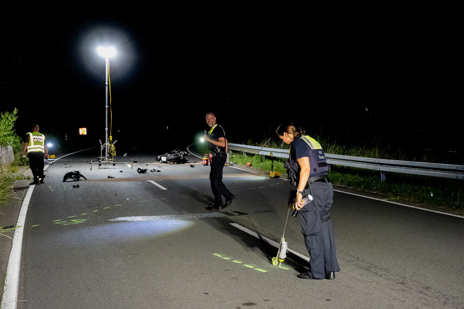 Unfallaufnahme nach Motorradunfall auf der alten Kölner Straße in der Nacht