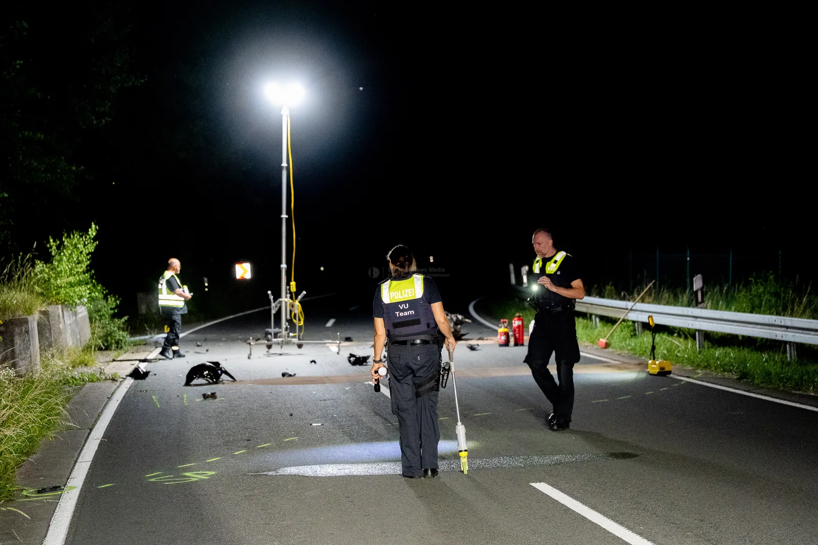 Polizeiteam untersucht Unfallstelle auf der alten Kölner Straße bei Nacht