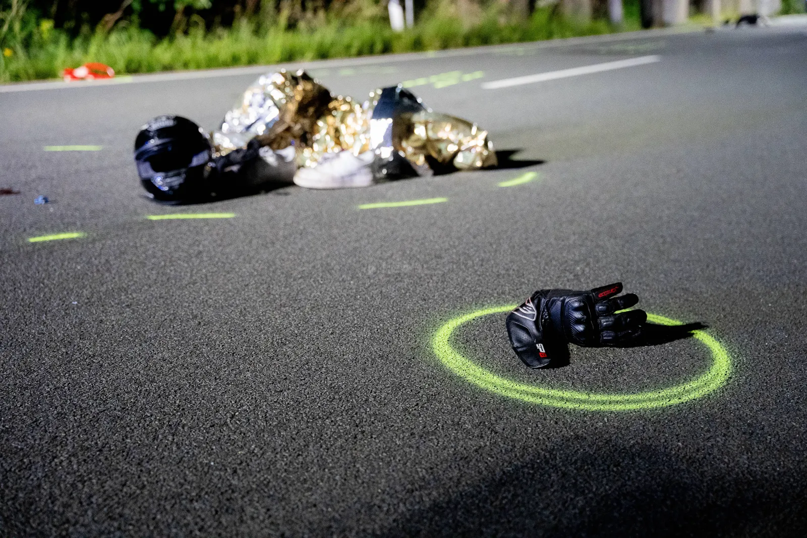 Motorradunfall mit Schutzkleidung auf Fahrbahn