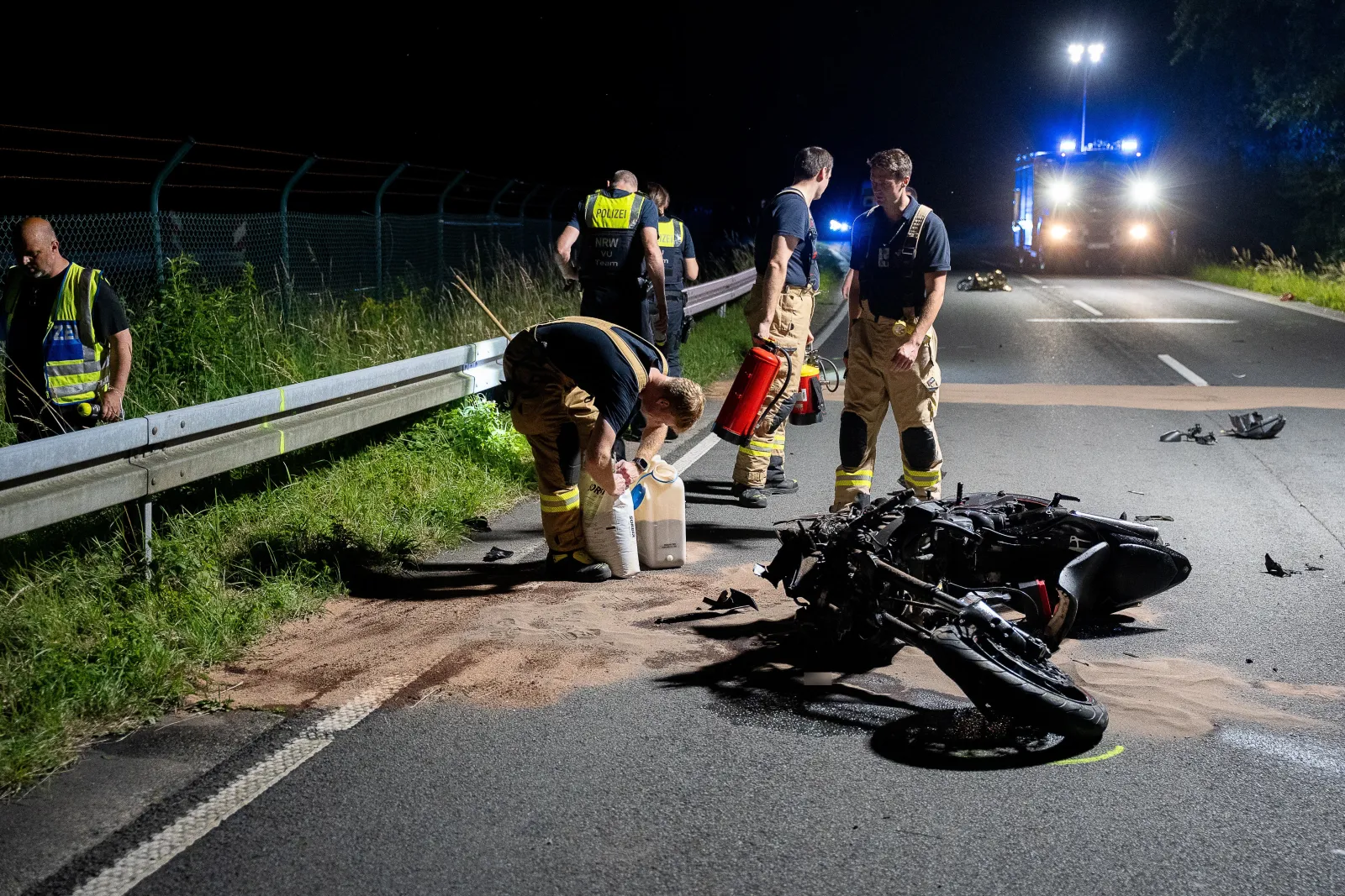 Unfallstelle mit zerstörtem Motorrad und Einsatzkräften auf der alten Kölner Straße