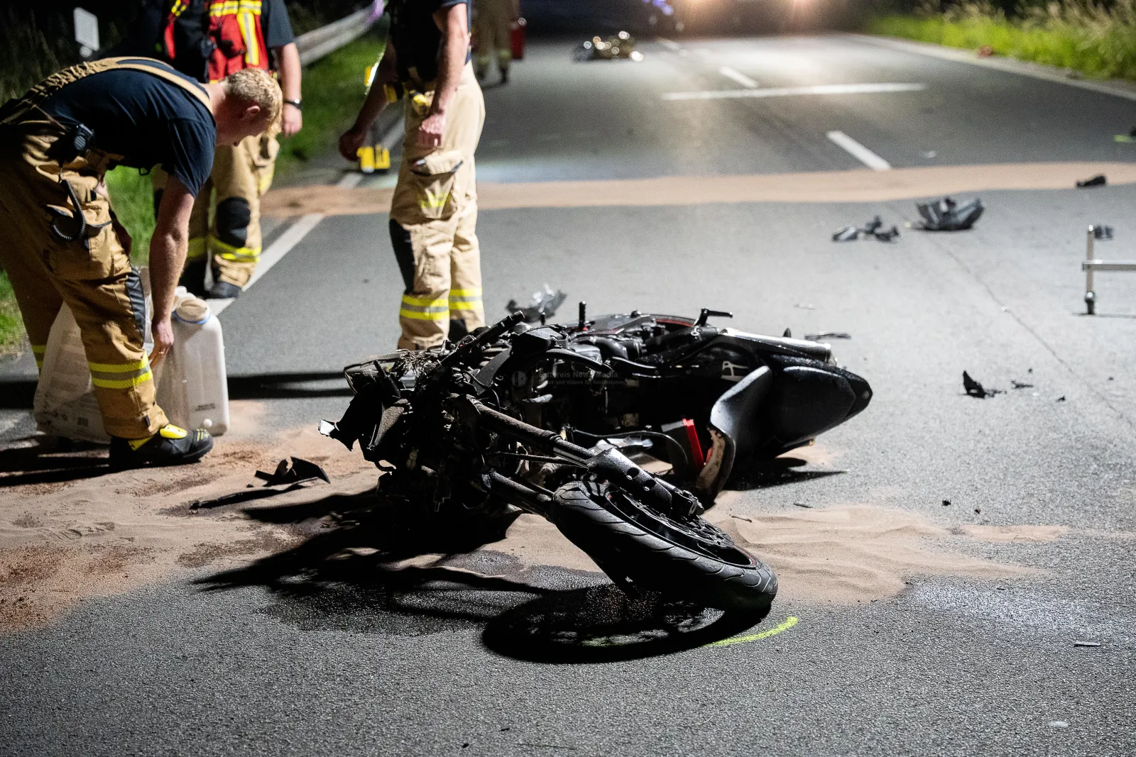 Motorradunfall auf der alten Kölner Straße mit zerborstenem Fahrzeug