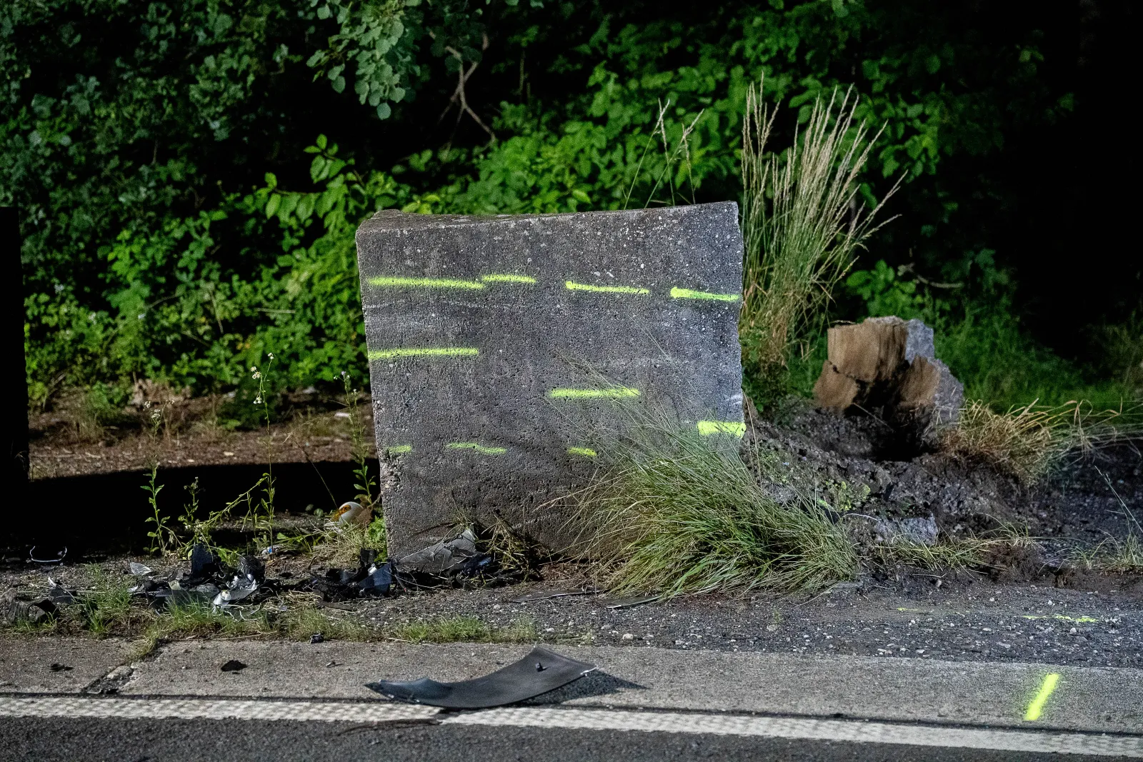 Zerstörte Betonsperre nach Motorradunfall auf der alten Kölner Straße