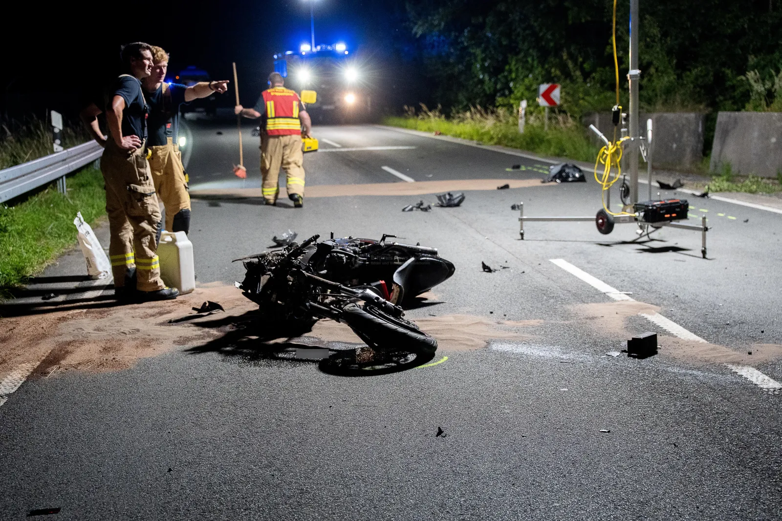 Motorradunfall auf der alten Kölner Straße bei Nacht