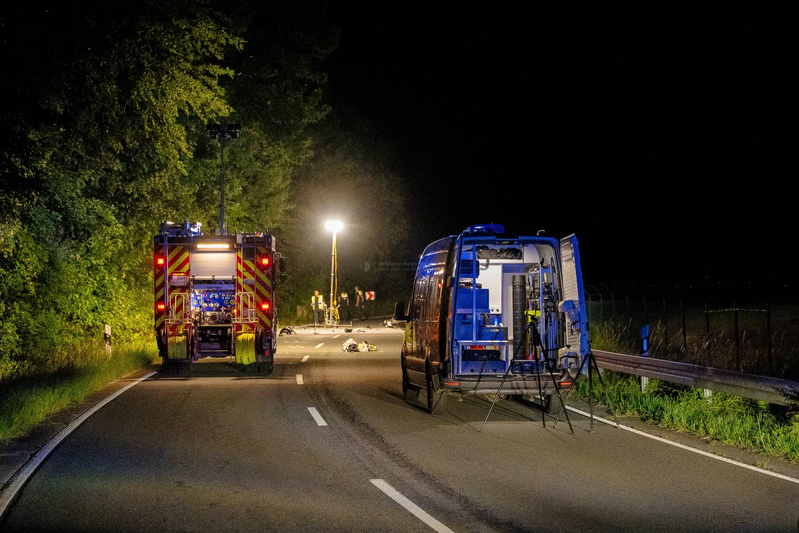 Motorradunfall in der Nacht mit Einsatzfahrzeugen auf der alten Kölner Straße