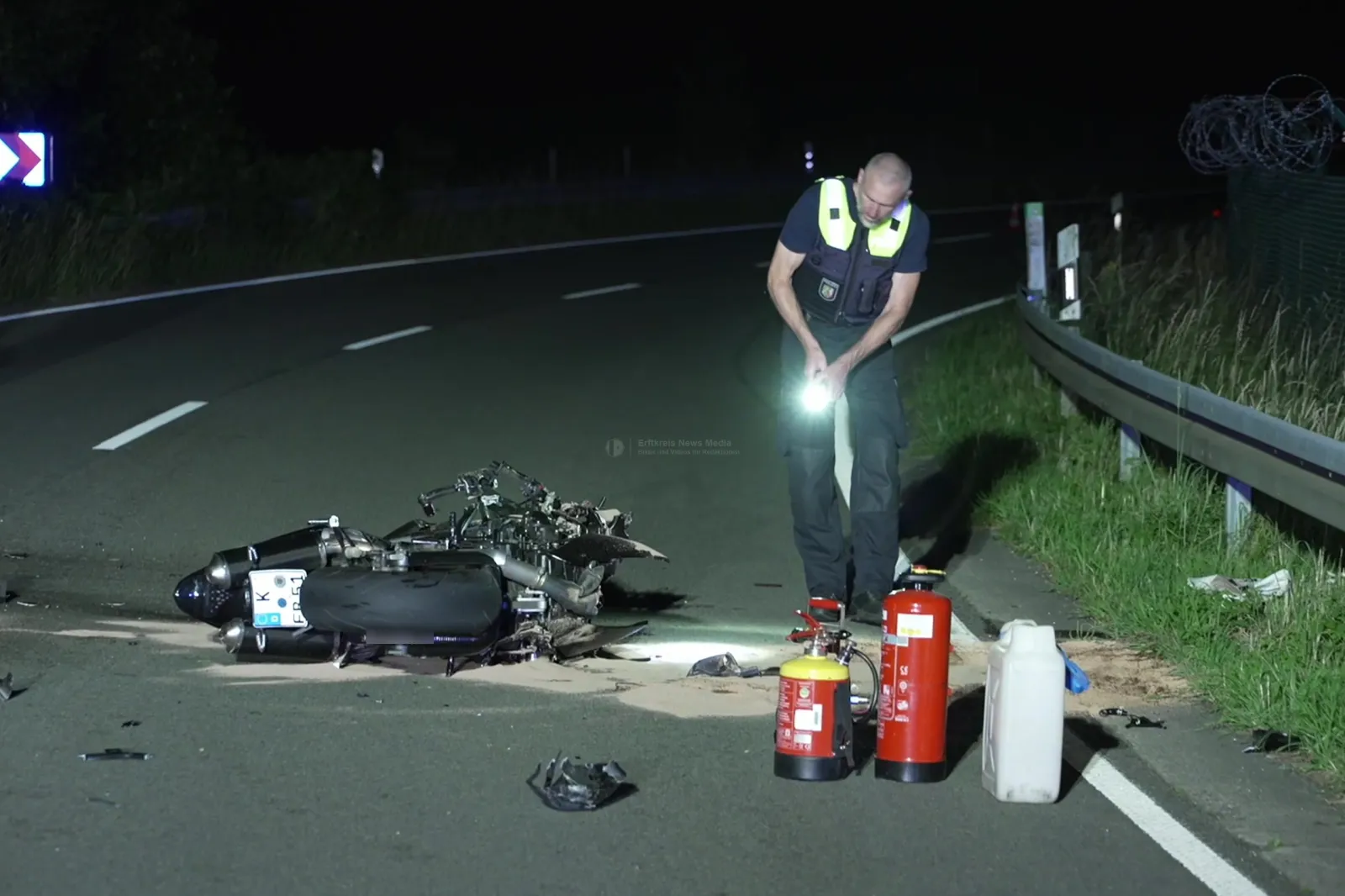 Unfallstelle mit liegengebliebenem Motorrad nachts auf Straße