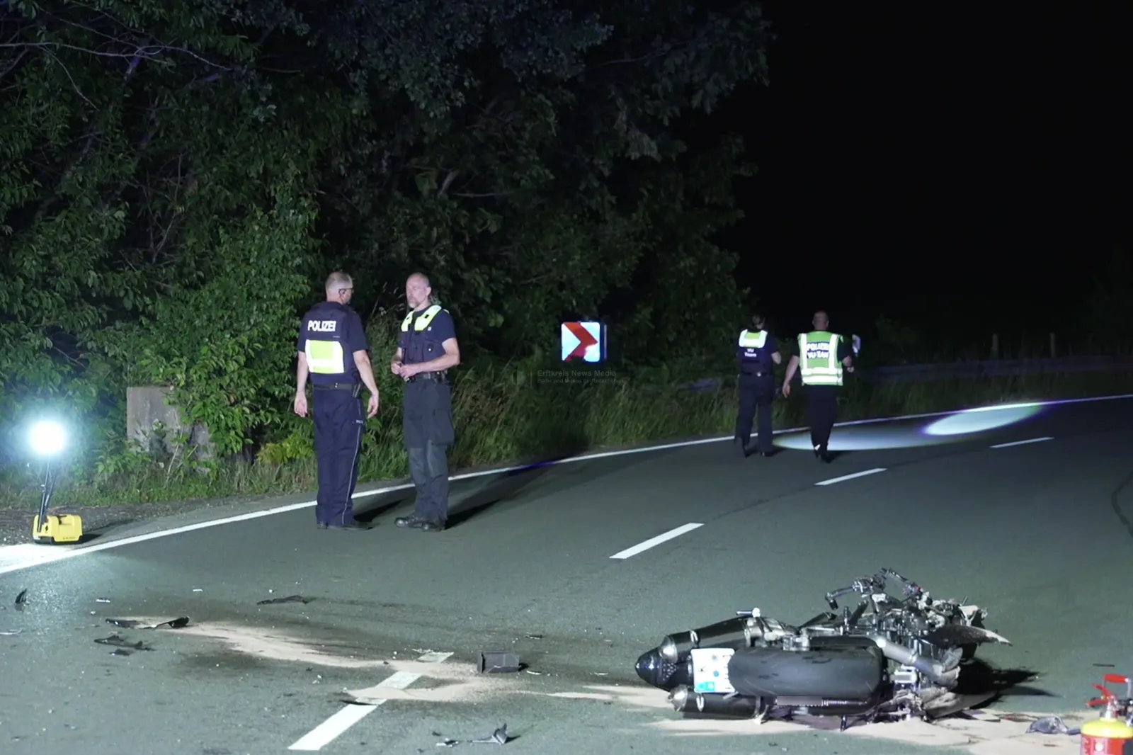 Motorrad nach Unfall auf der alten Kölner Straße liegt auf Fahrbahn