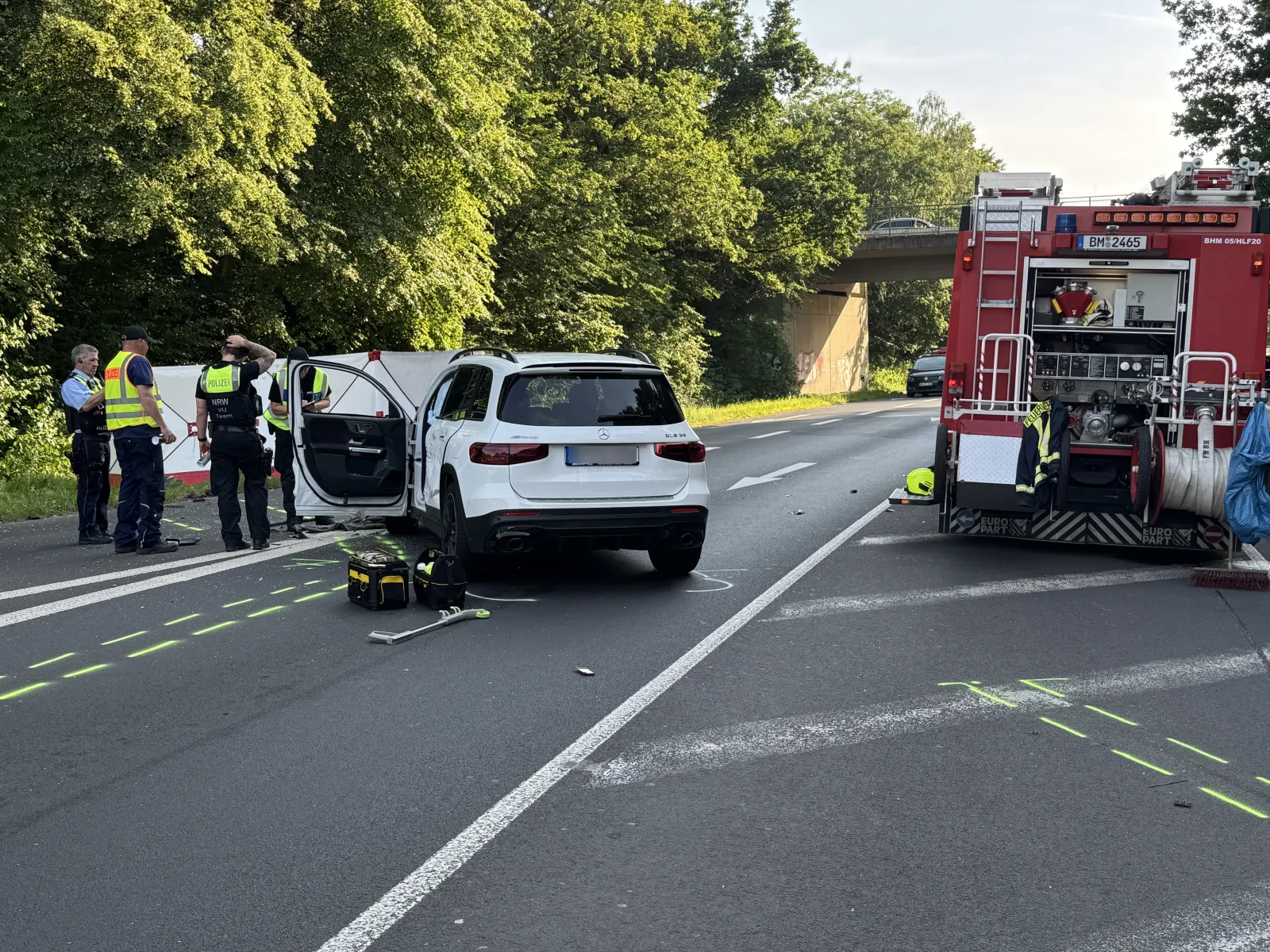 Polizei und Einsatzfahrzeuge sichern Unfallstelle auf B477 in Bergheim